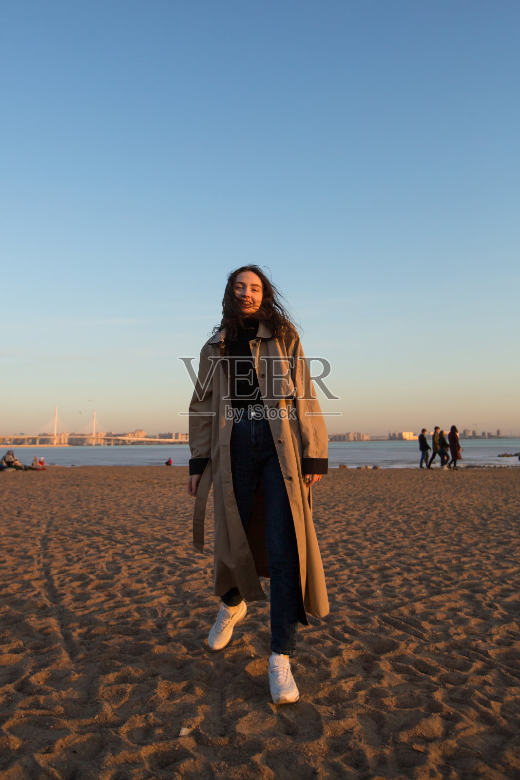穿着雨衣的年轻女子，在户外画像。照片摄影图片