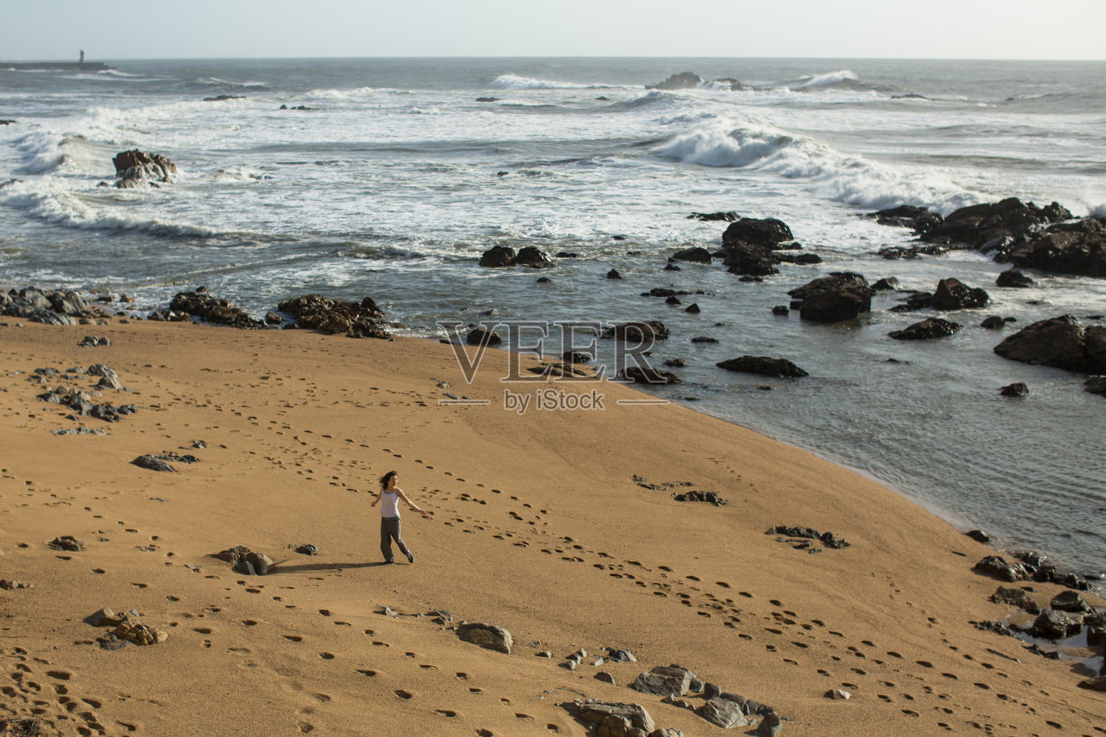 葡萄牙波尔图的大西洋海岸和岩石上的泡沫冲浪。照片摄影图片