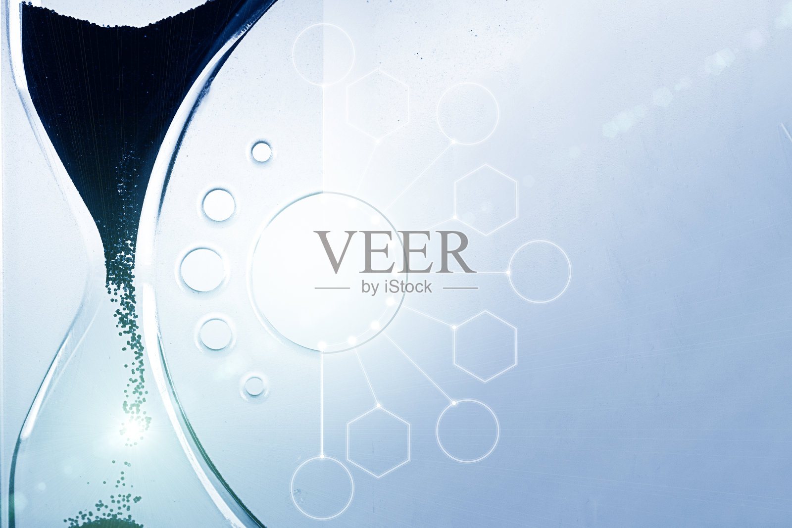 时间流逝的概念，紧迫和快没时间了。沙子落在沙漏里。趋势颜色经典蓝色。2020年的颜色。今年的主要趋势。有选择性的重点。本空间照片摄影图片