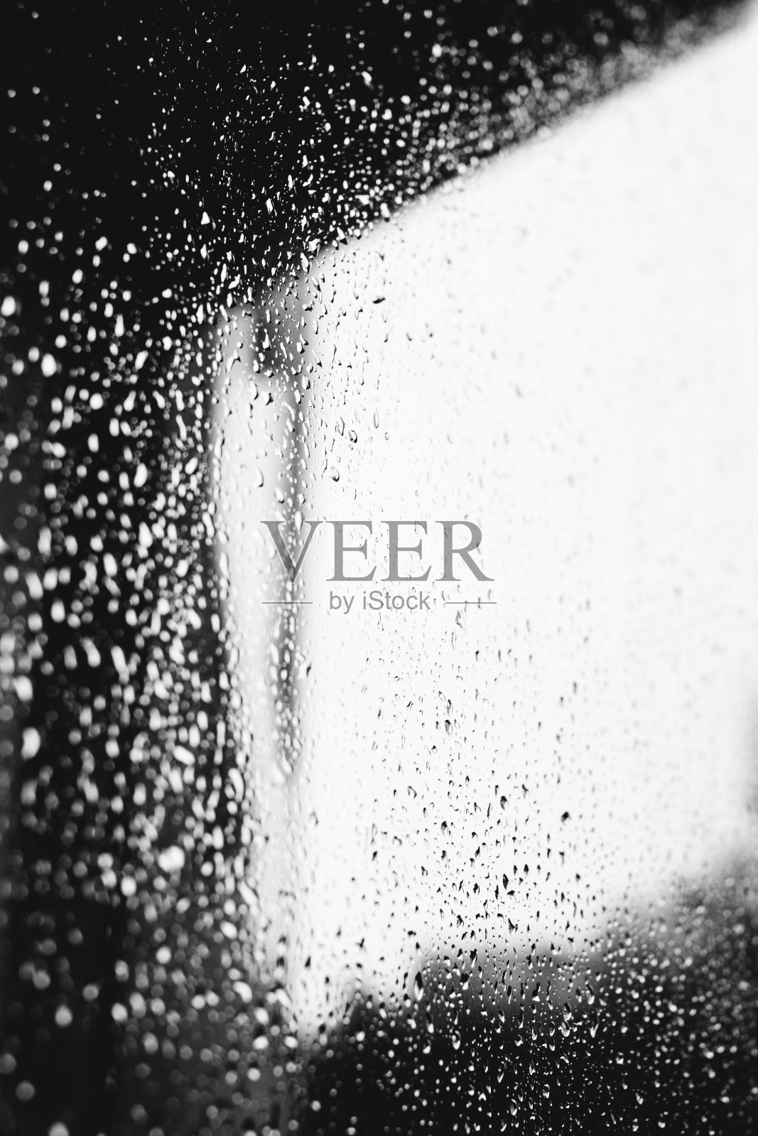 窗户玻璃上的雨滴，窗户上的冷凝水，自然背景照片摄影图片