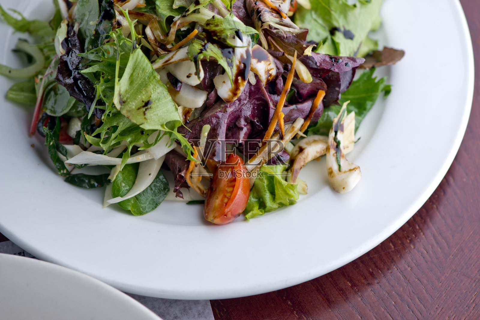 沙拉配培根肉、脆炸土豆和煎蛋。经典的法国，意大利或美国餐厅沙拉，羽衣甘蓝，比布生菜，杏仁，蓝莓，核桃，西红柿，培根，蓝奶酪，鳄梨，煮鸡蛋拌橄榄油。照片摄影图片