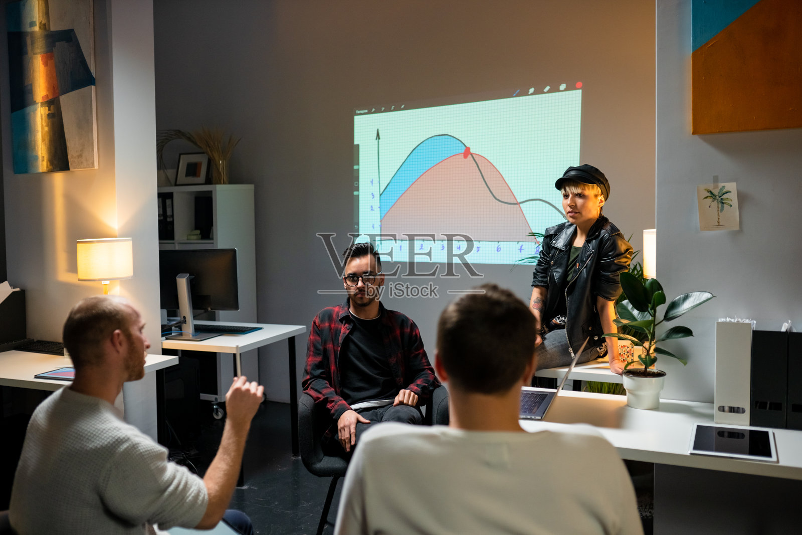 商务会议。办公室团队分析业务增长。年轻女子对观众感兴趣。在屏幕增长图监视器照片摄影图片