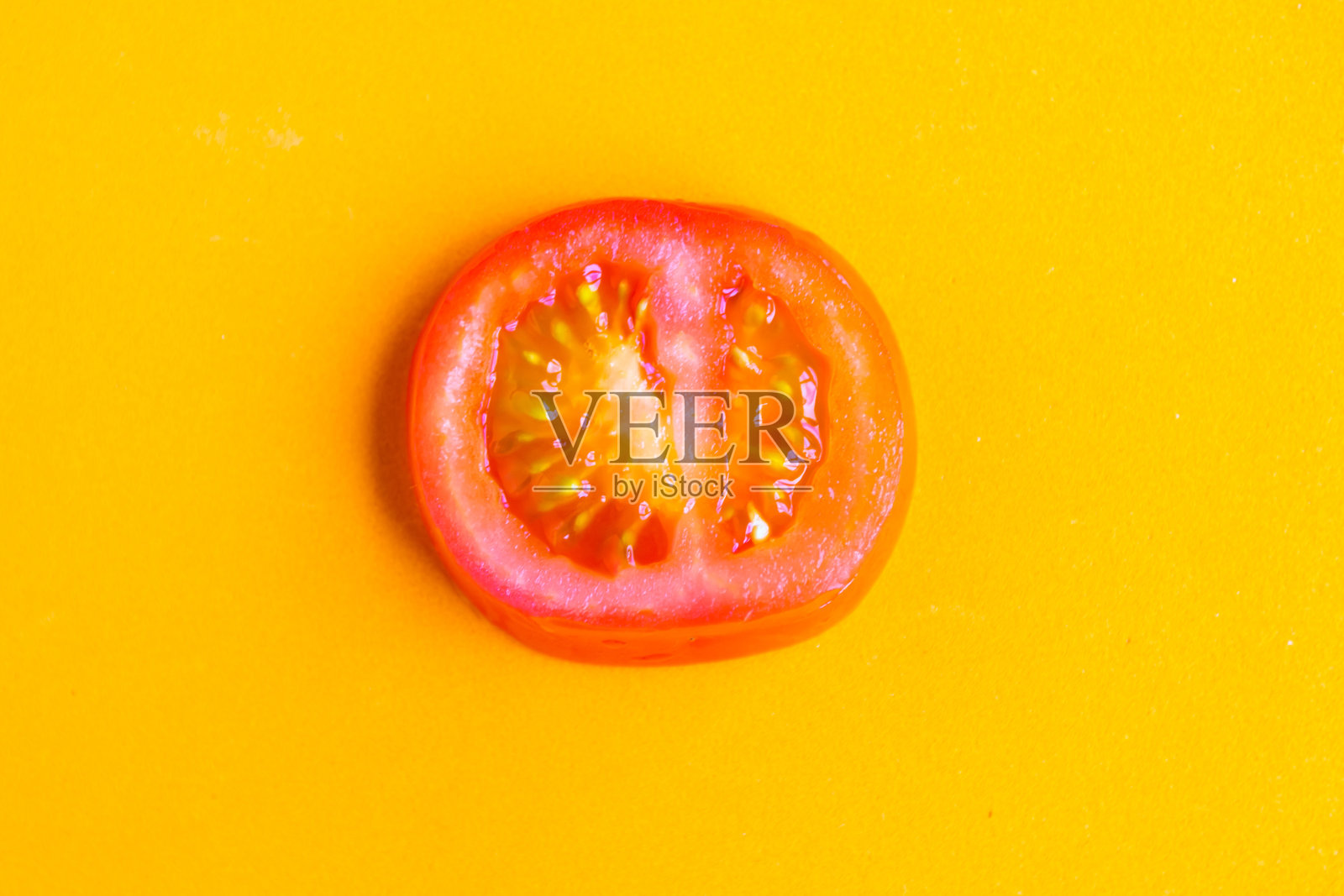 切片新鲜番茄孤立在橙色背景，极简主义的概念照片摄影图片