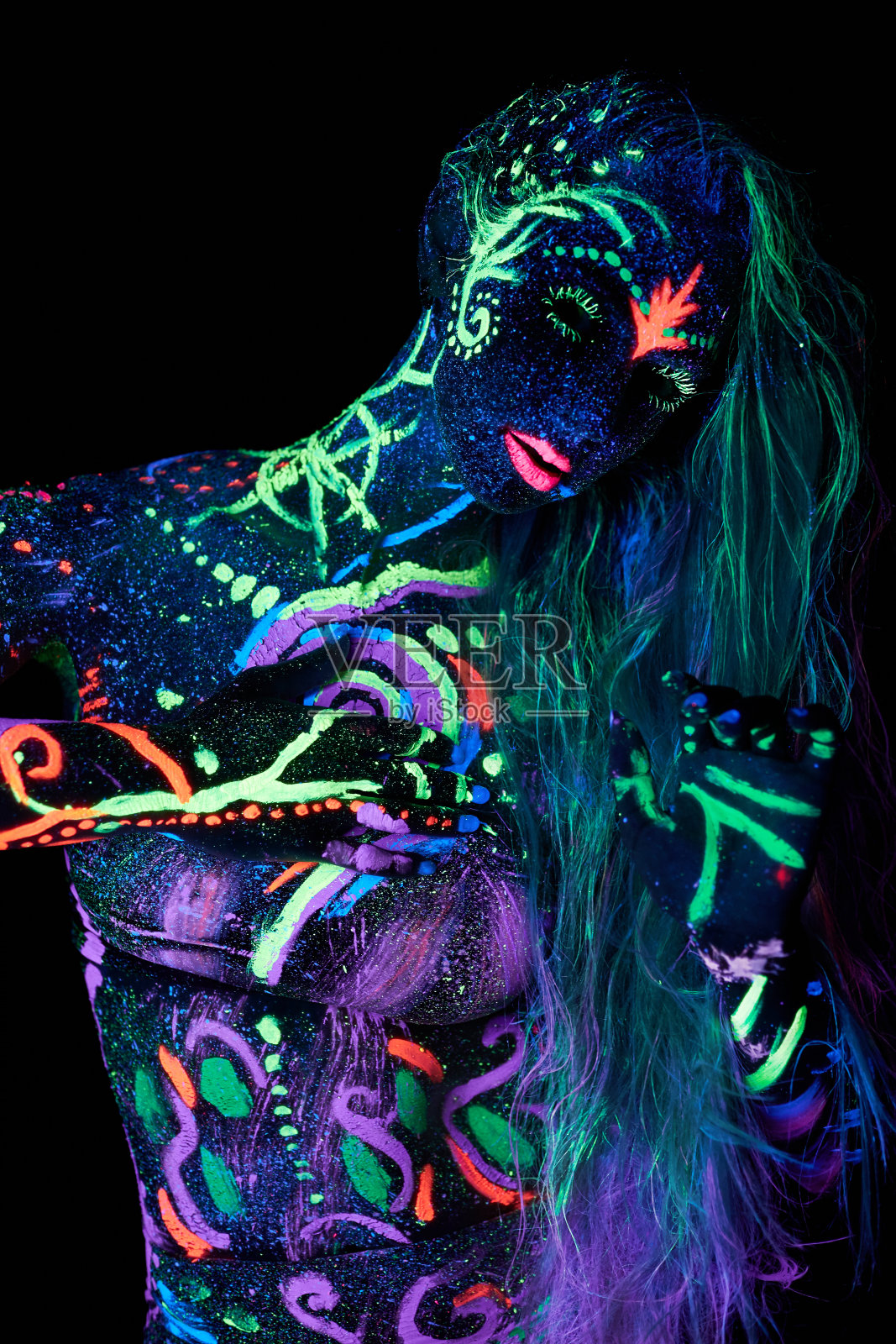 艺术女人的身体艺术在紫外线下跳舞的身体。鲜艳的抽象画上女孩的身体霓虹色。时尚和艺术女性。照片摄影图片