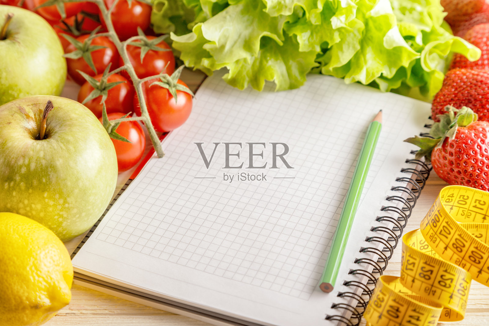 新鲜的有机蔬菜和水果，打开空白的笔记本和木制的背景笔照片摄影图片