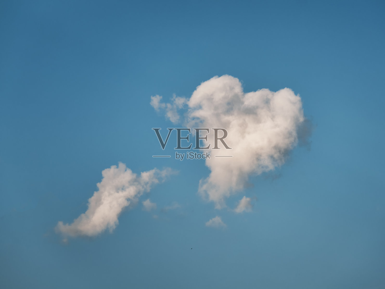 蓝色天空中真正的心形云照片摄影图片