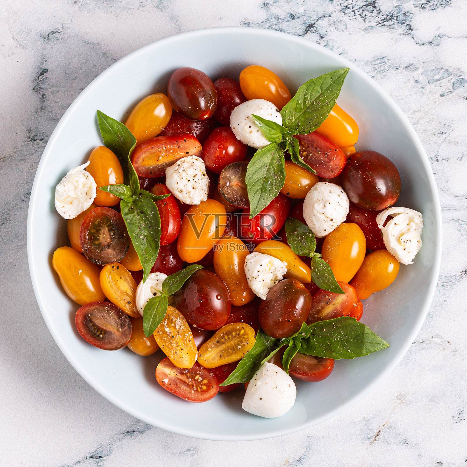 意大利卡普勒沙拉配西红柿，马苏里拉奶酪，罗勒，橄榄油照片摄影图片