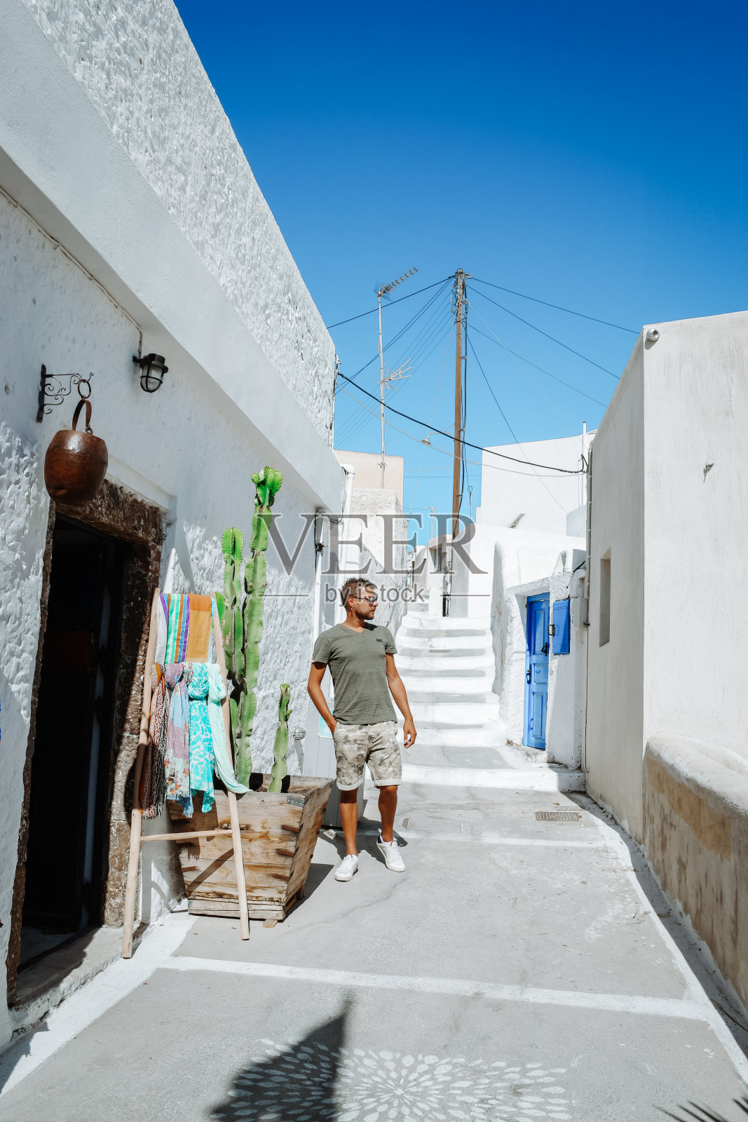 希腊圣托里尼岛，年轻人在希腊圣托里尼岛度假照片摄影图片