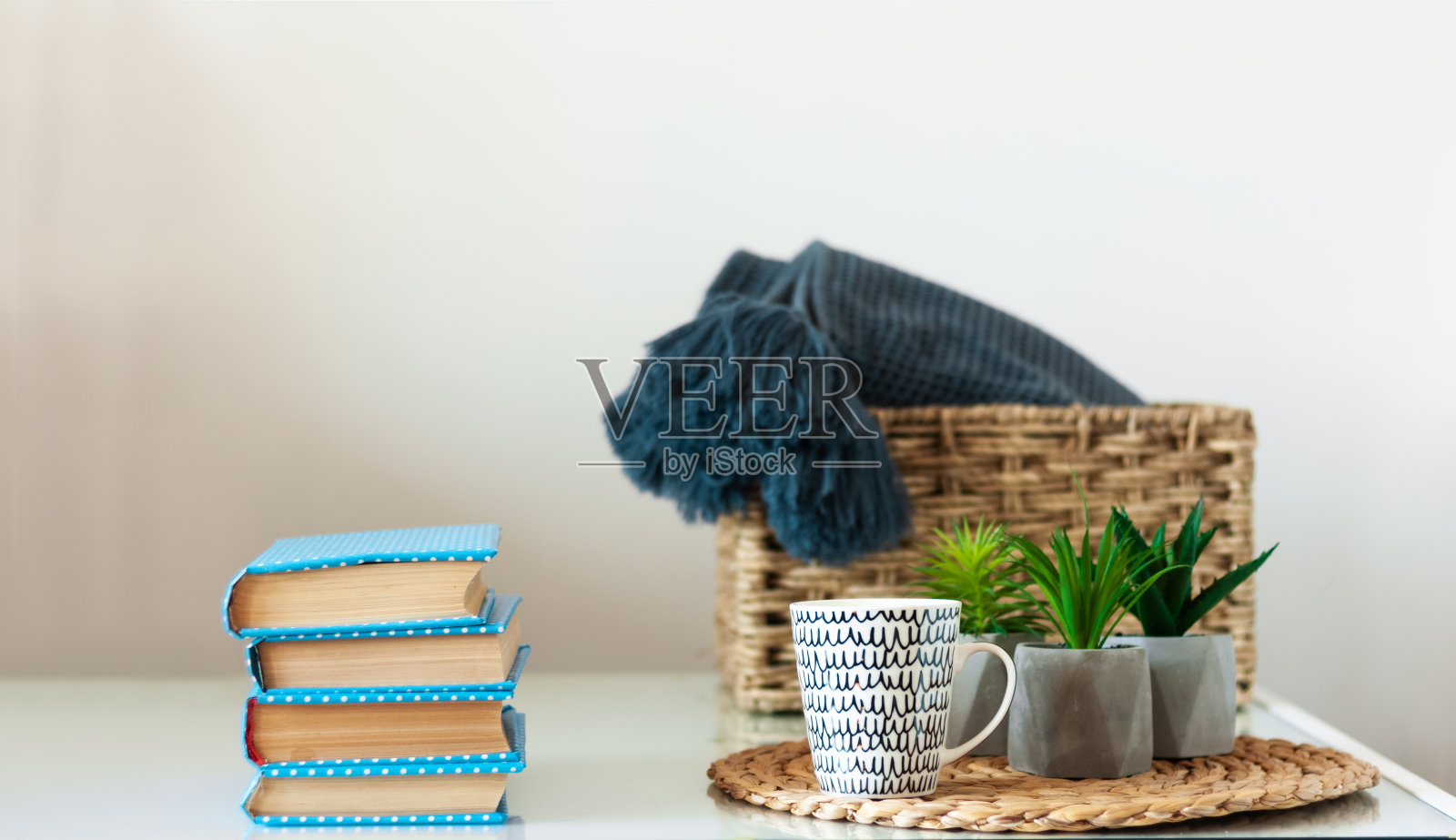 舒适的家庭室内装饰:成堆的书照片摄影图片