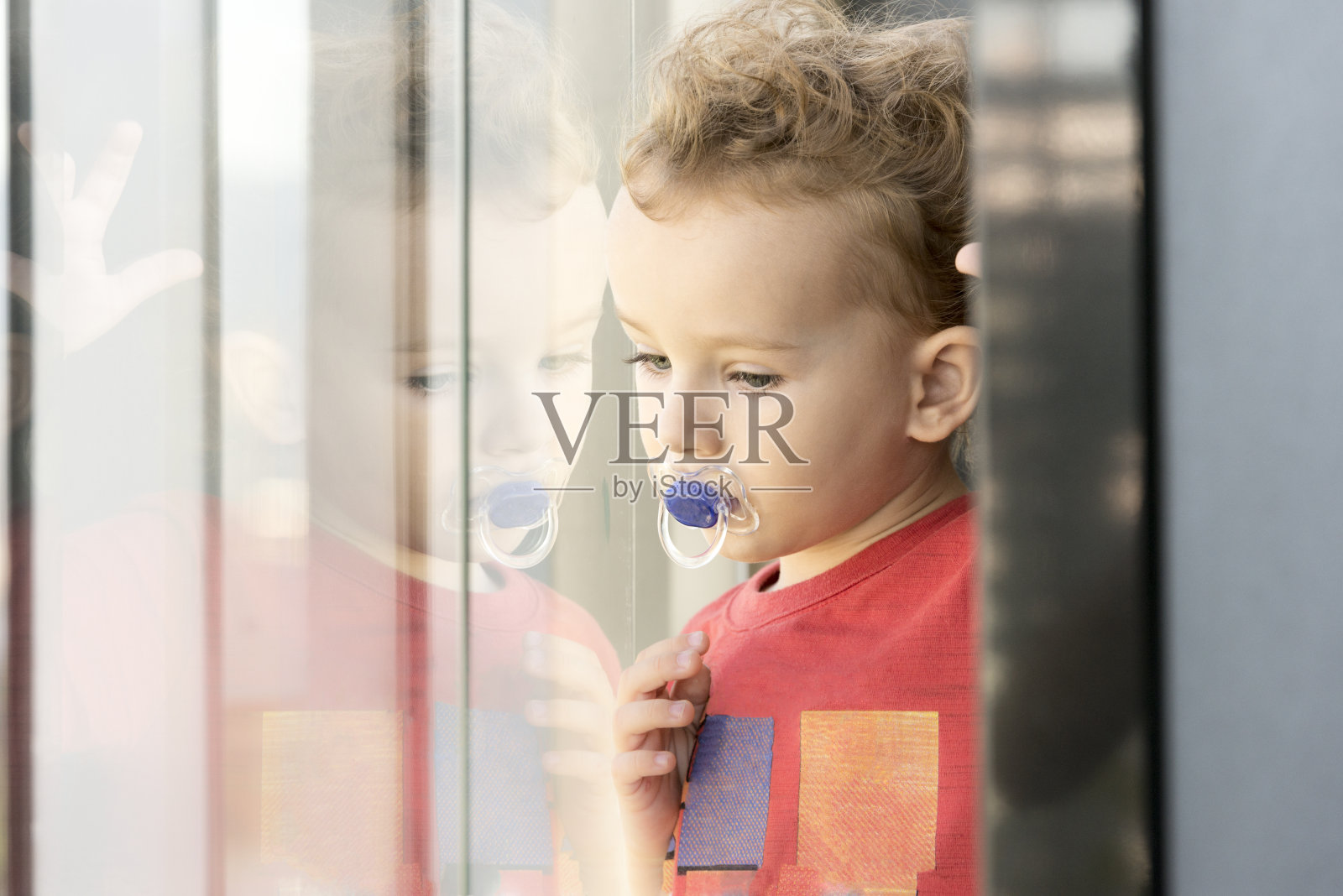 男孩在隔离失踪的朋友冠状病毒大流行圣保罗照片摄影图片