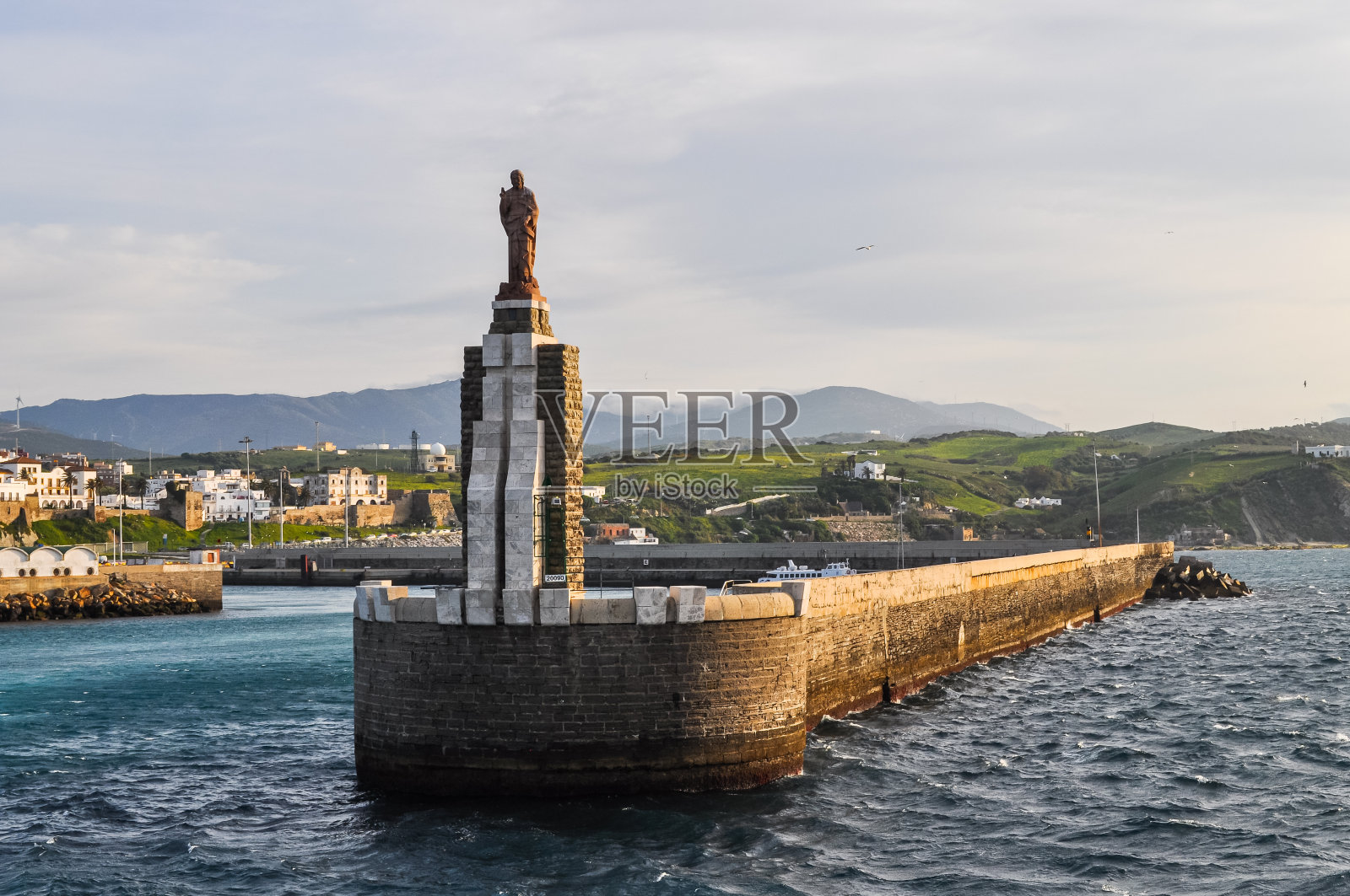 西班牙塔里法海港的耶稣雕像照片摄影图片