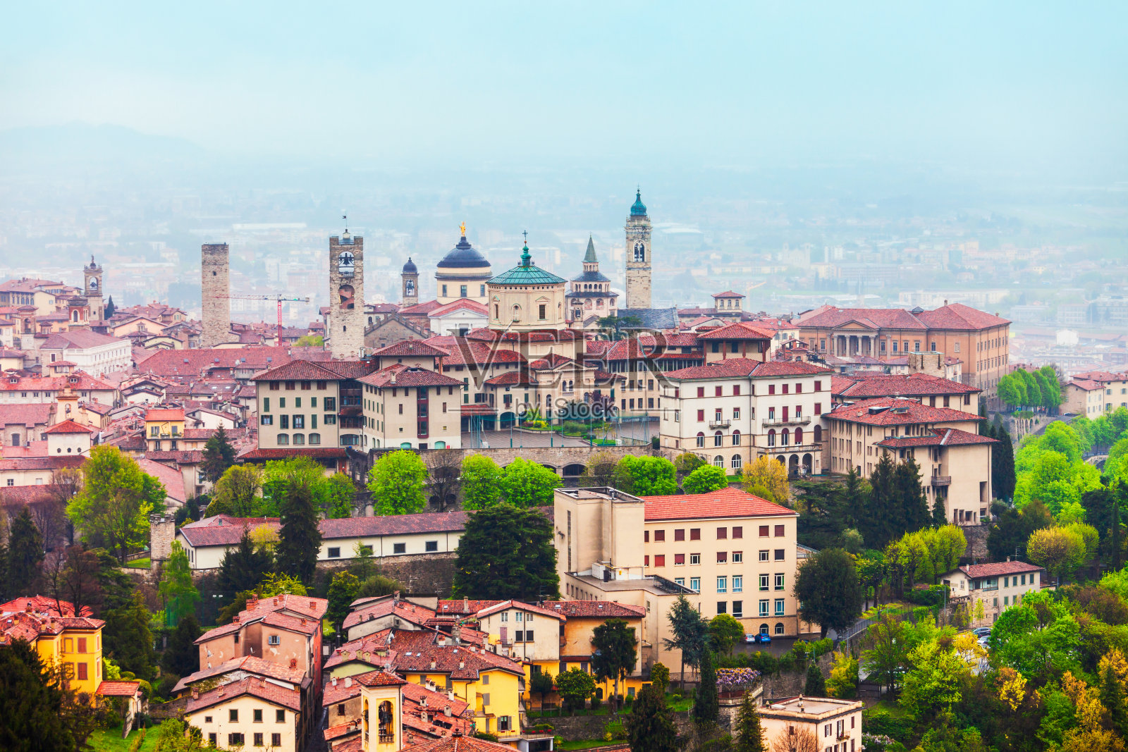 贝尔加莫上城区鸟瞰图照片摄影图片