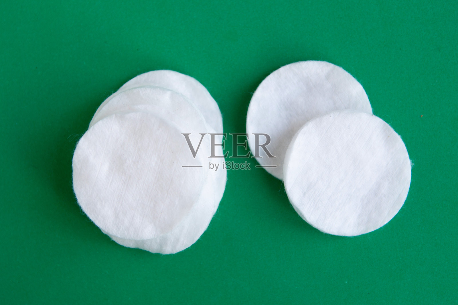 棉海绵在深绿色的背景，俯视图照片摄影图片