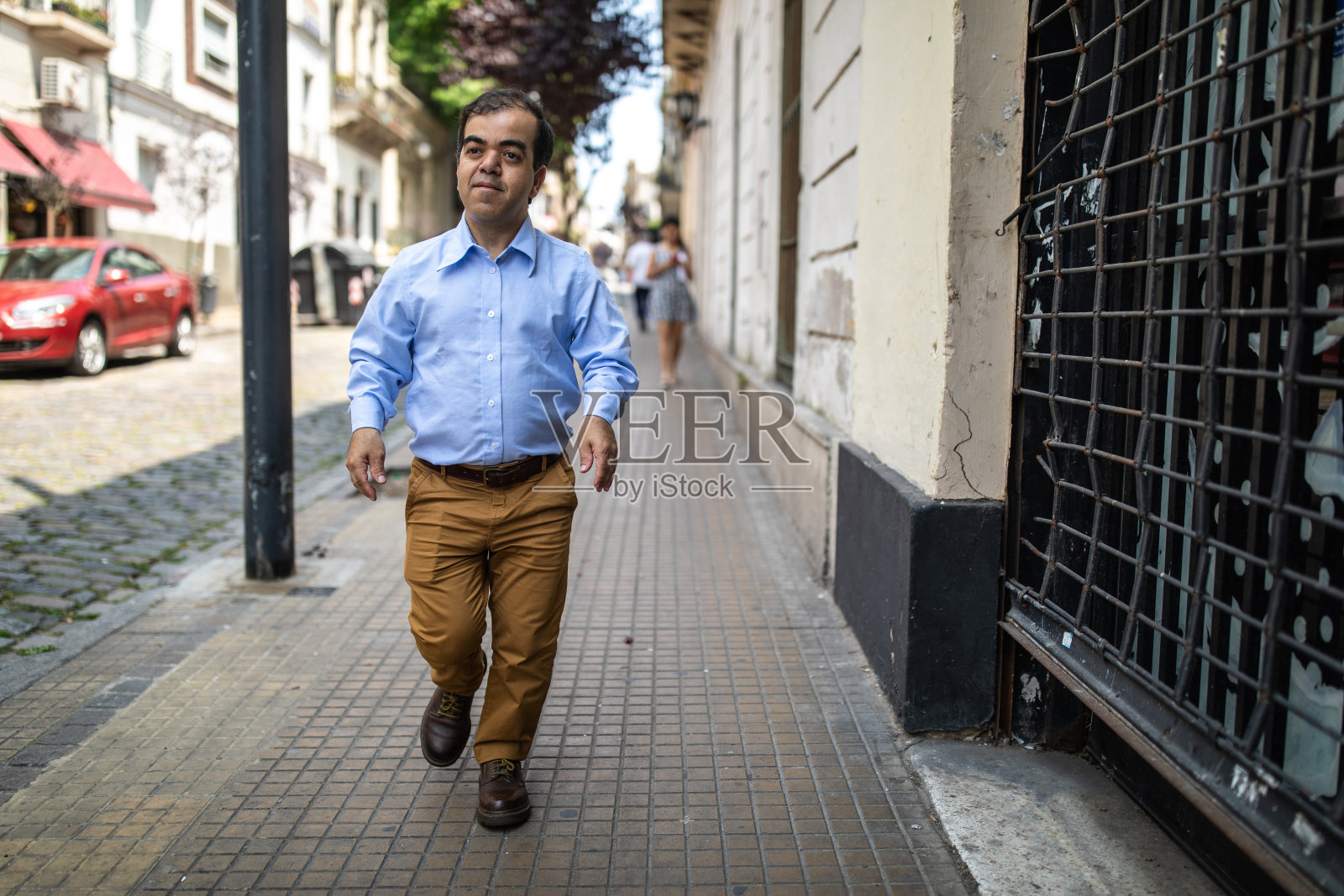 小矮人在下班回家的路上照片摄影图片