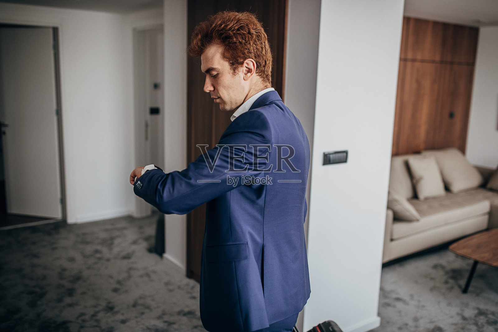 商人离开酒店房间照片摄影图片