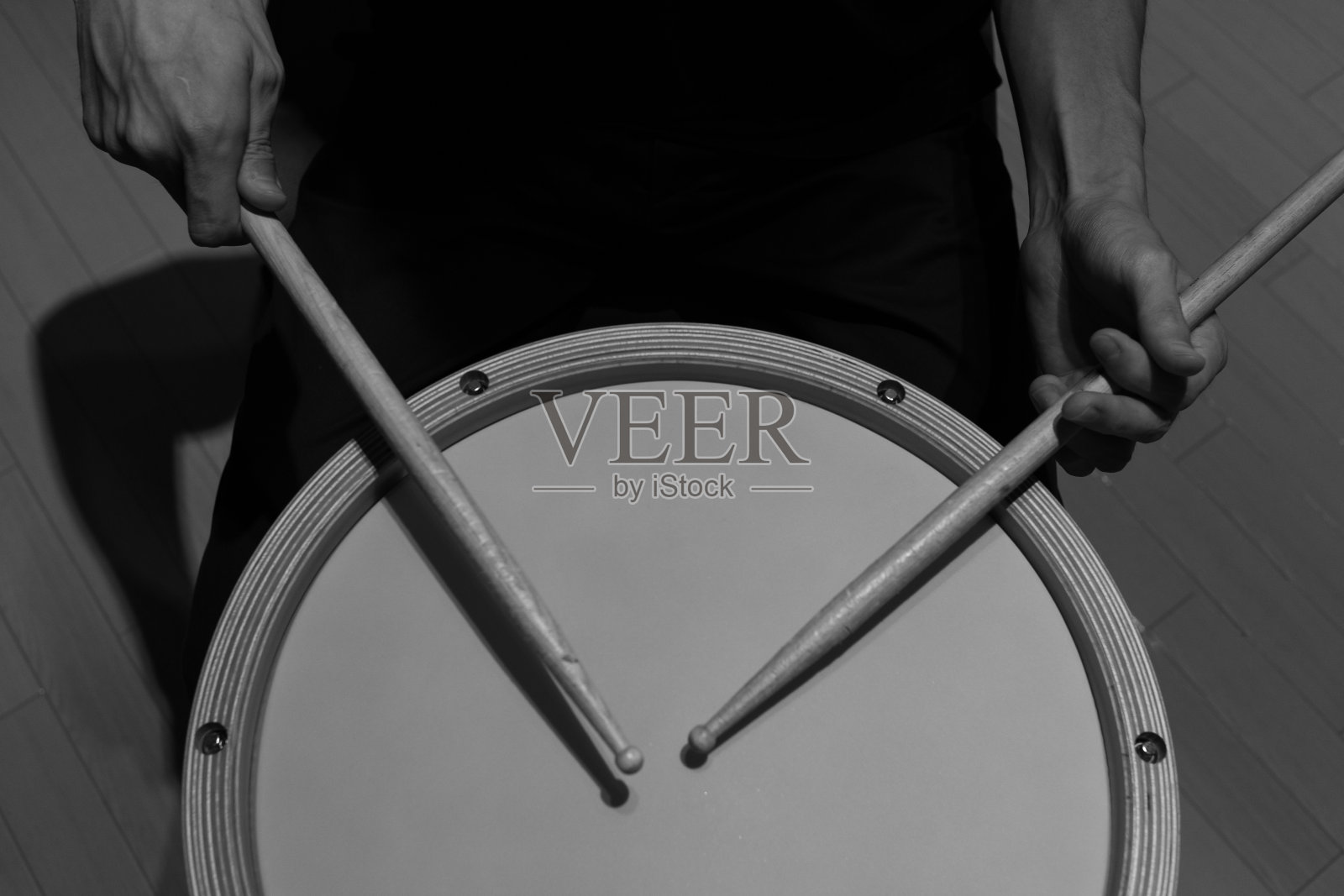 一个男人在家里打鼓，为未来新常态的演出做排练照片摄影图片