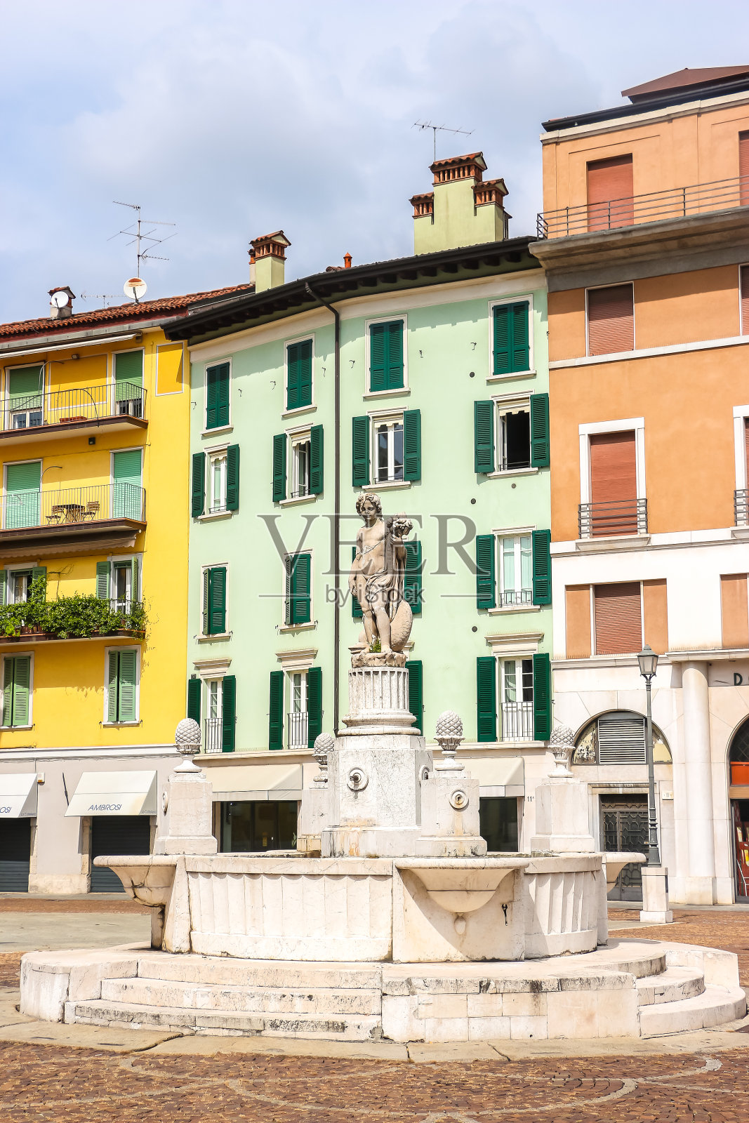 阳光明媚的布雷西亚美丽的街道。照片摄影图片