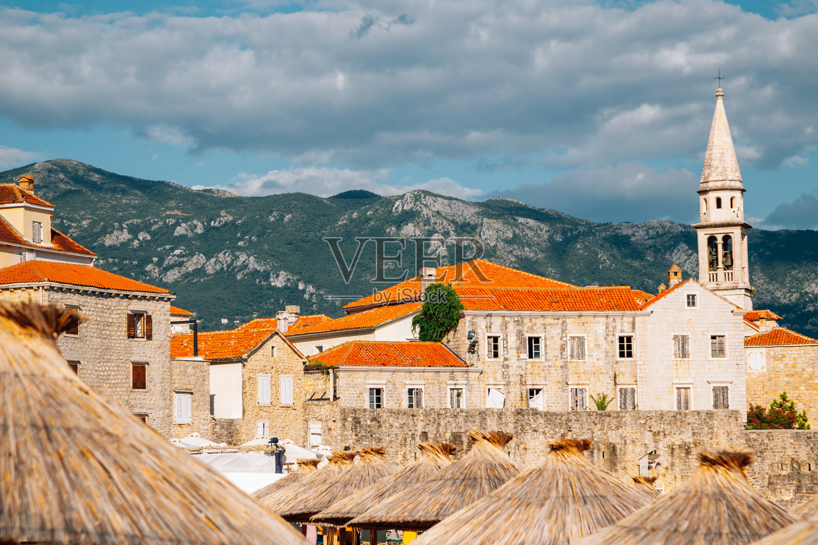 黑山布德瓦的布德瓦古城和海滩照片摄影图片