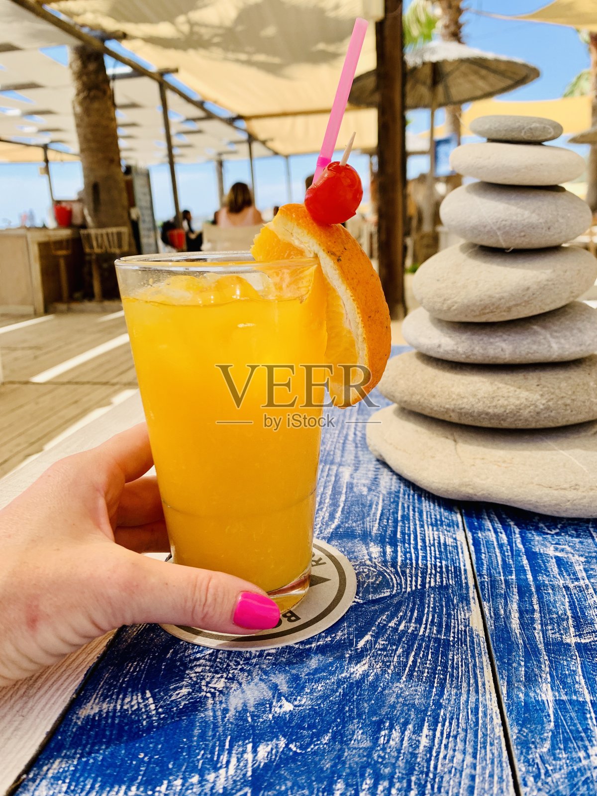 杯子里有新鲜的橙汁照片摄影图片