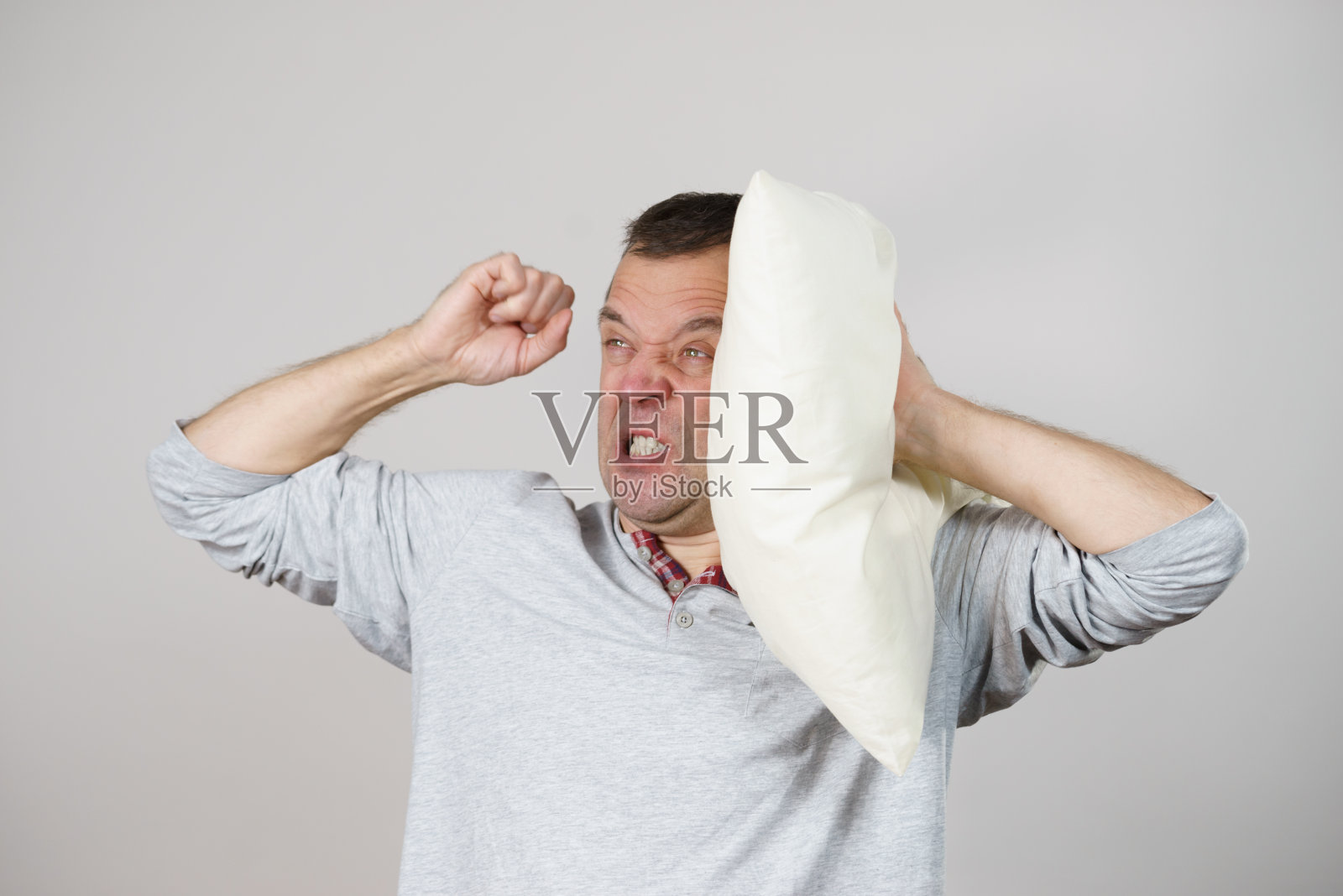 人们因为噪音而睡不着觉照片摄影图片