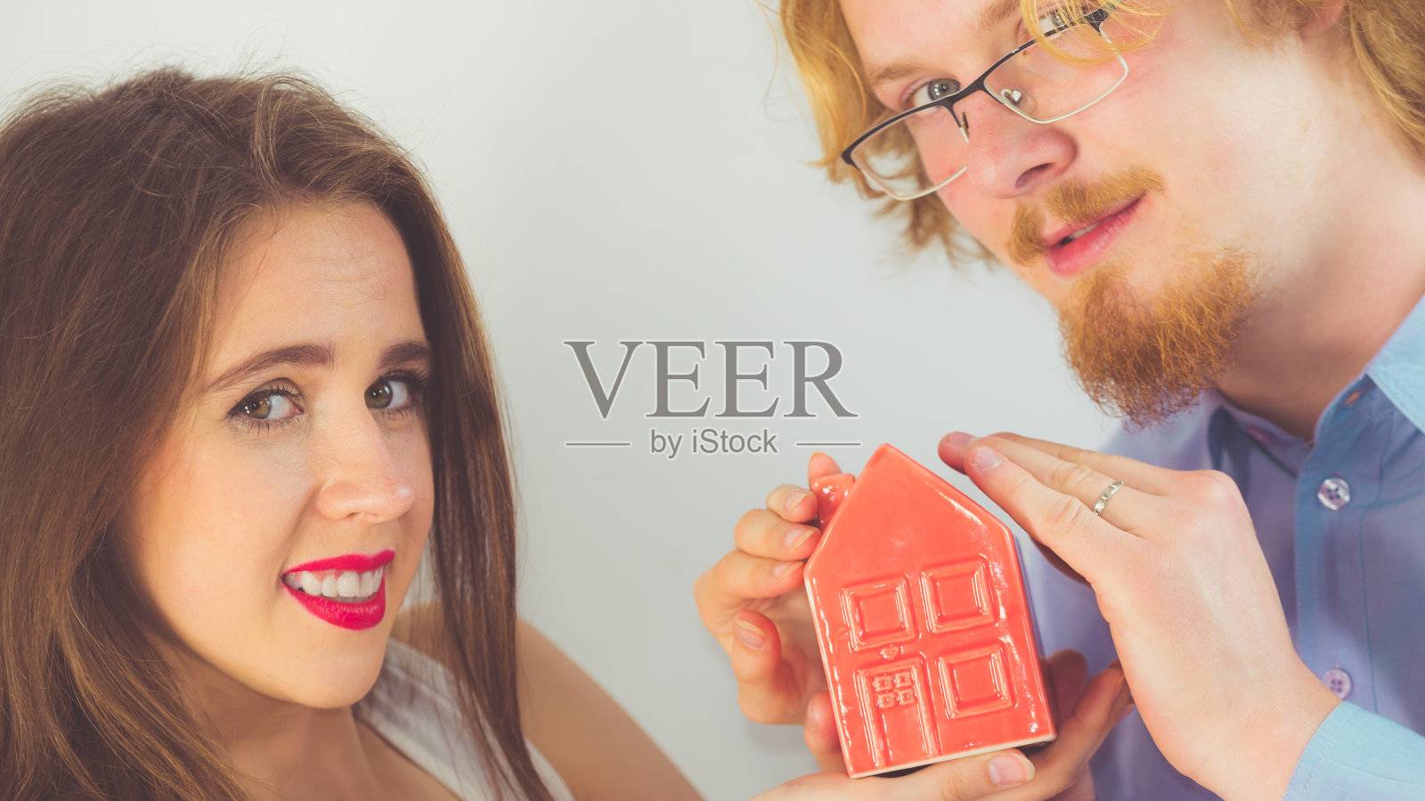 幸福的夫妇买新房子照片摄影图片