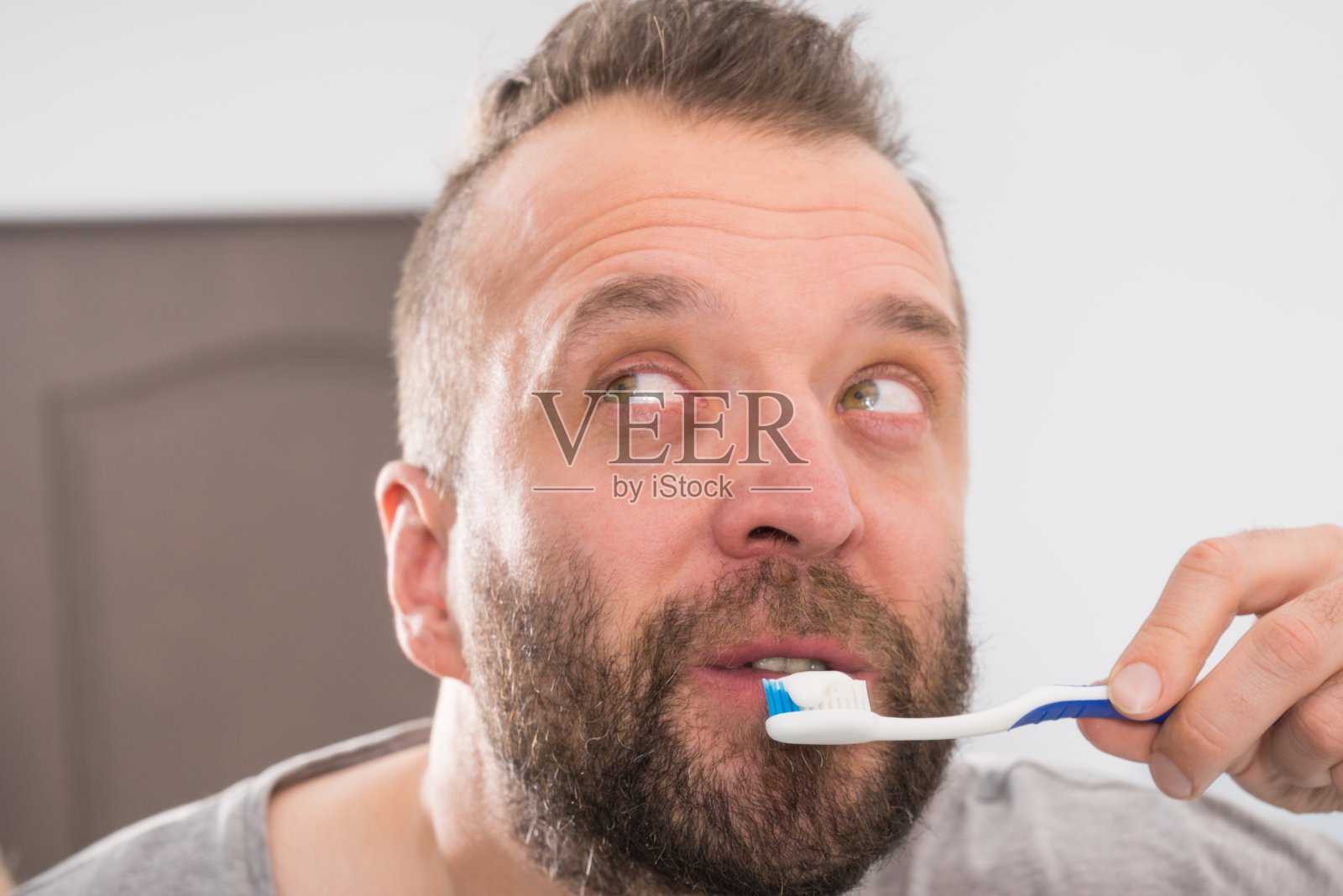 一个男人在浴室里刷牙照片摄影图片