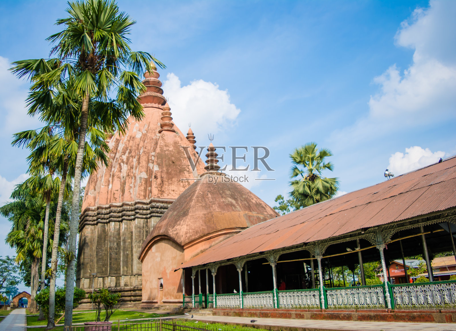Jaysagar Temple，坐落于Sibasagar河岸的古庙，因其高度而闻名。照片摄影图片