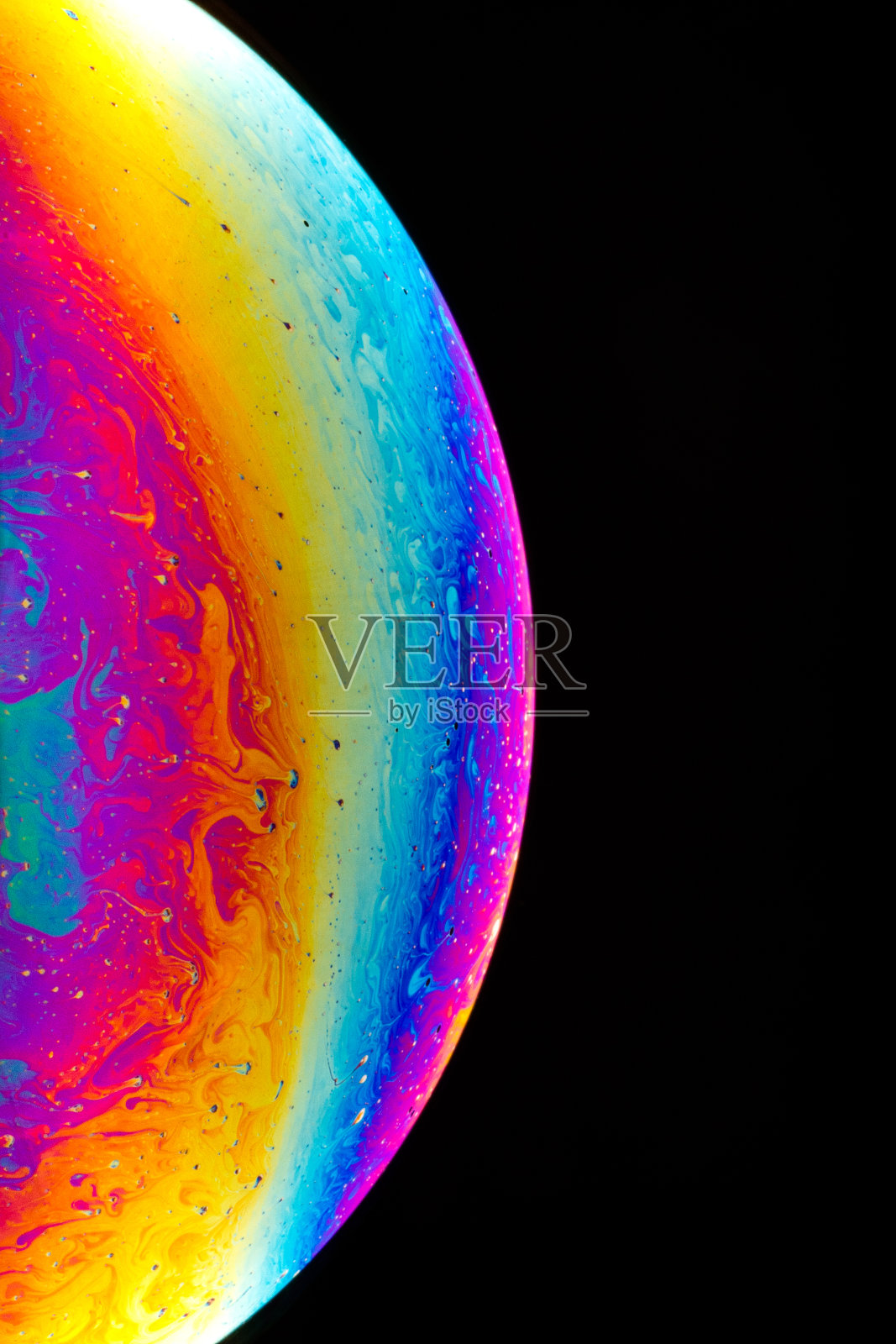 一个肥皂泡半球的微距镜头。抽象彩色液体背景。照片摄影图片