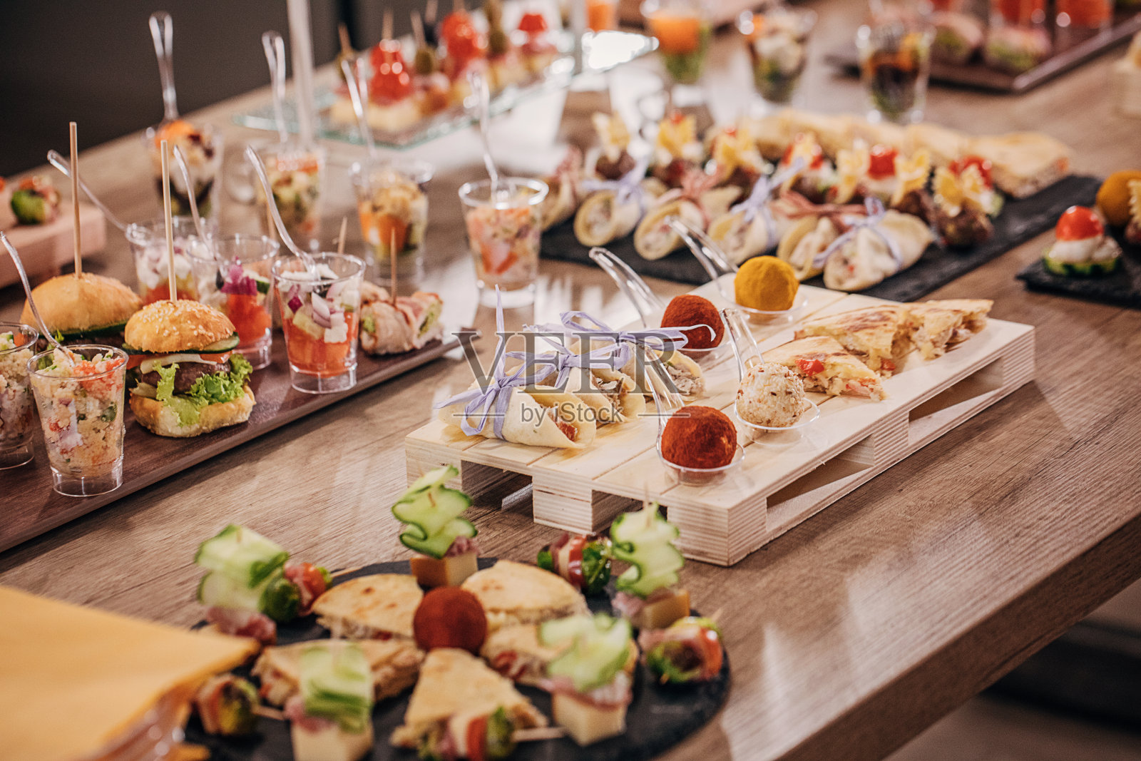 餐桌上有各式各样的小点心、美味佳肴和小吃照片摄影图片