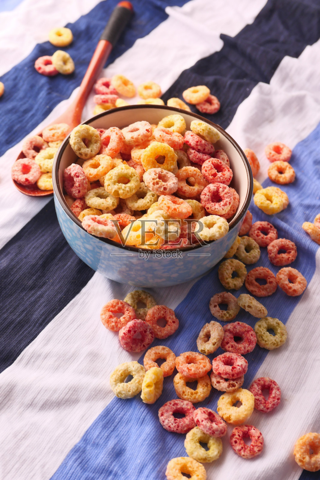 彩色的圆环玉米片在碗上的桌布照片摄影图片