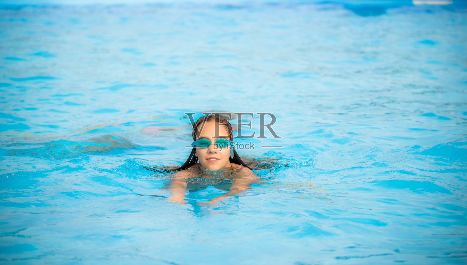 迷人的少女戴着防水眼镜照片摄影图片