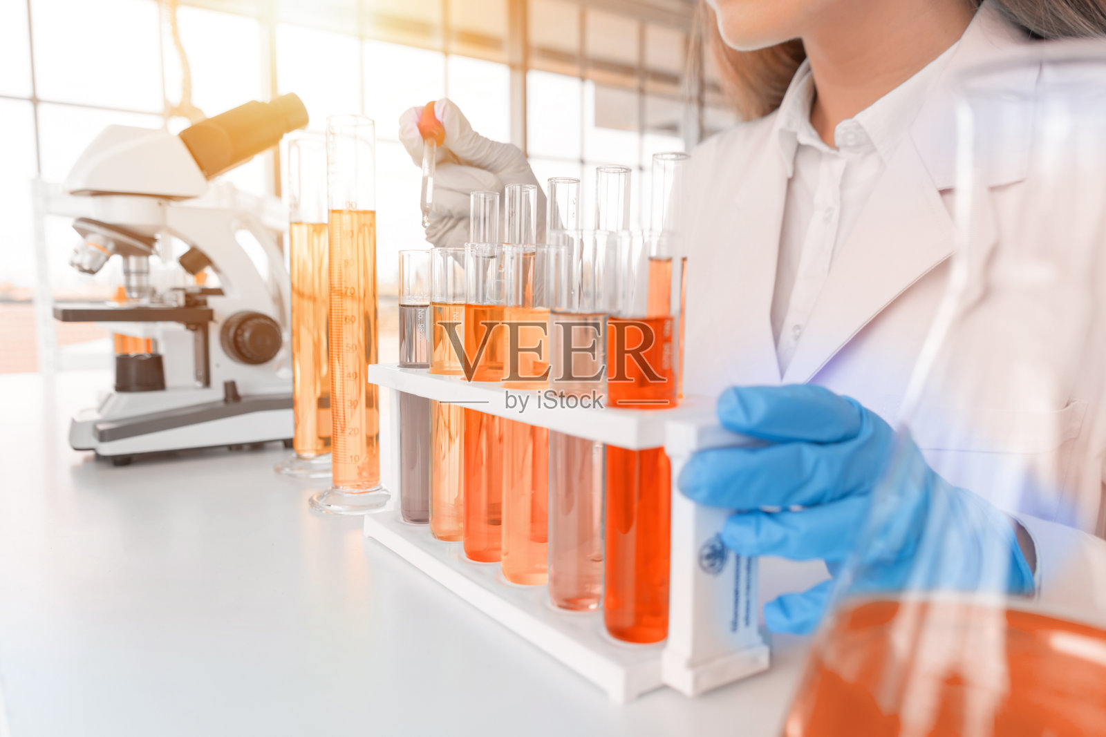 在技术医学、化学、医疗保健、研究概念的实验室或实验室中，从事彩色试管分析和开发covid-19病毒疫苗的科学家。实验科学测试照片摄影图片