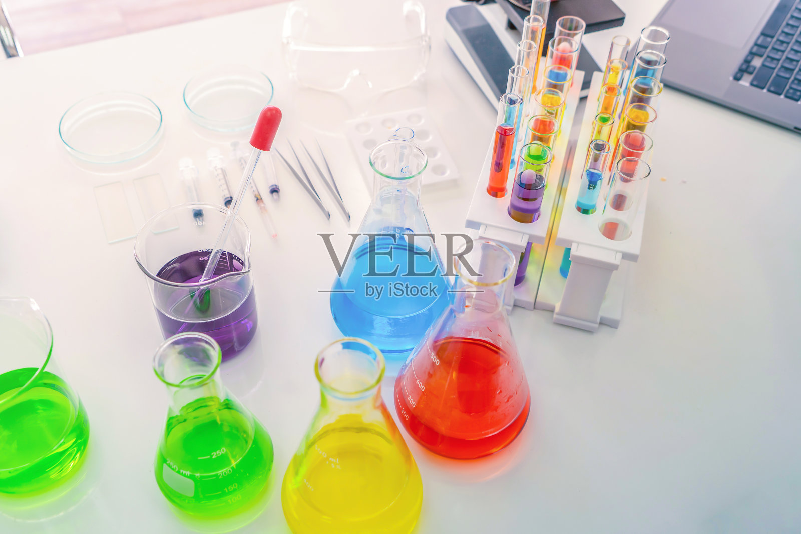 在技术医学、化学、医疗保健、研究概念的实验室或实验室中，从事彩色试管分析和开发covid-19病毒疫苗的科学家。实验科学测试照片摄影图片