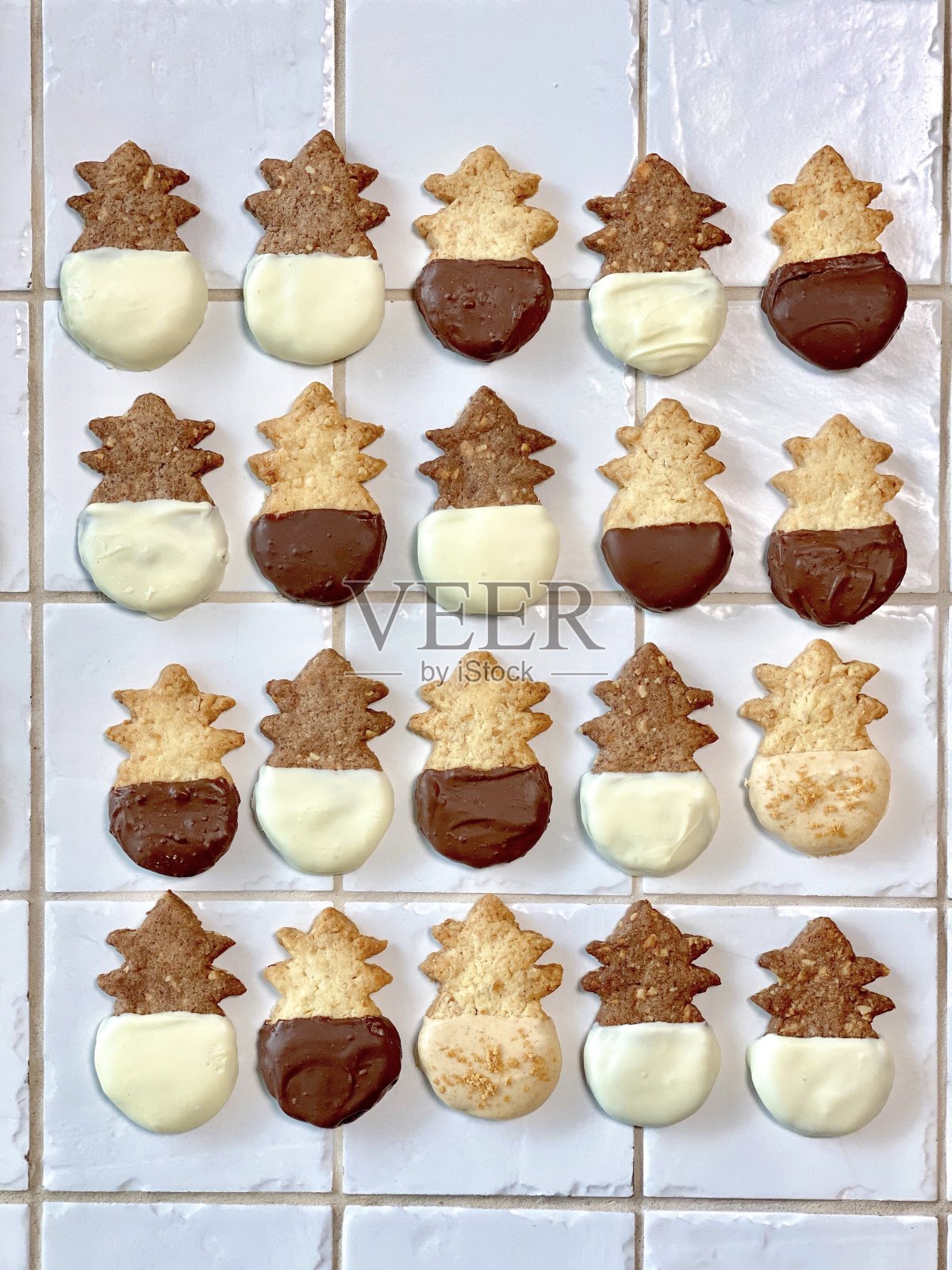 桌上有菠萝形状的饼干照片摄影图片