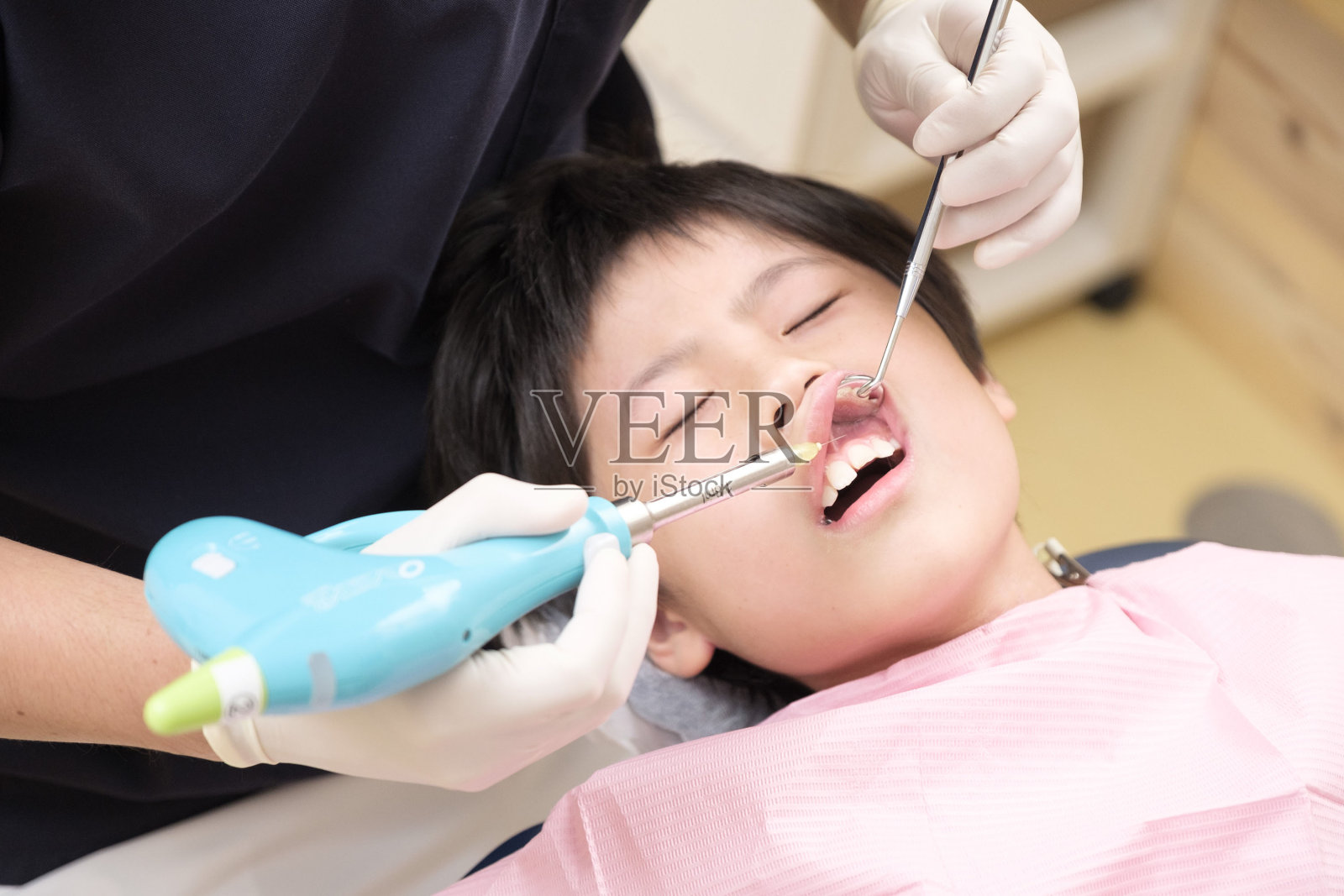 一名日本儿童在牙科诊所接受麻醉照片摄影图片