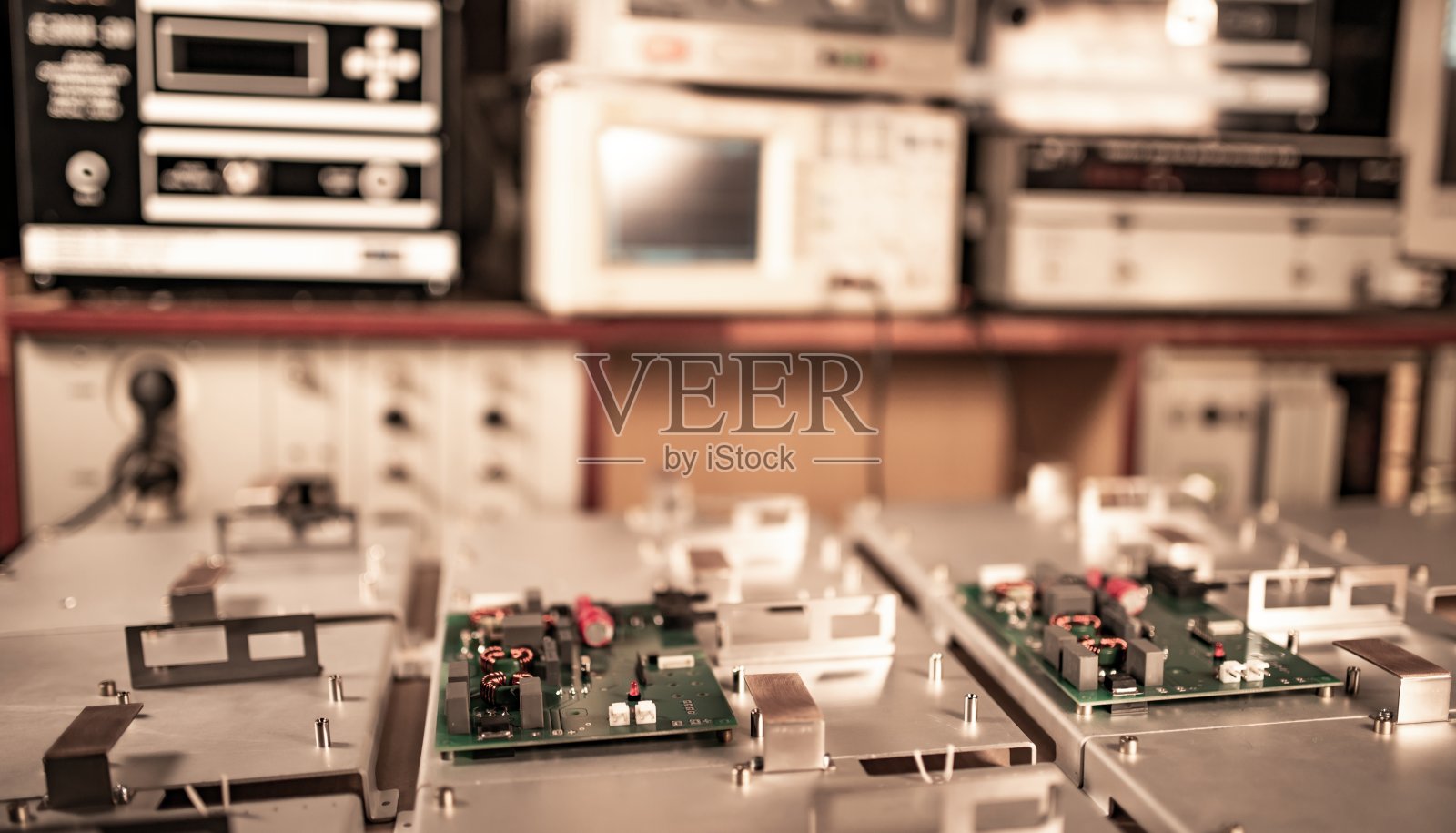 微电路和元件放在金属板上照片摄影图片