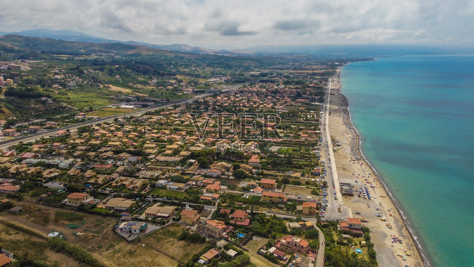 鸟瞰图的别墅在坎波菲利斯迪罗切拉在西西里，在美丽的阳光天空下，游泳池和树木。照片摄影图片
