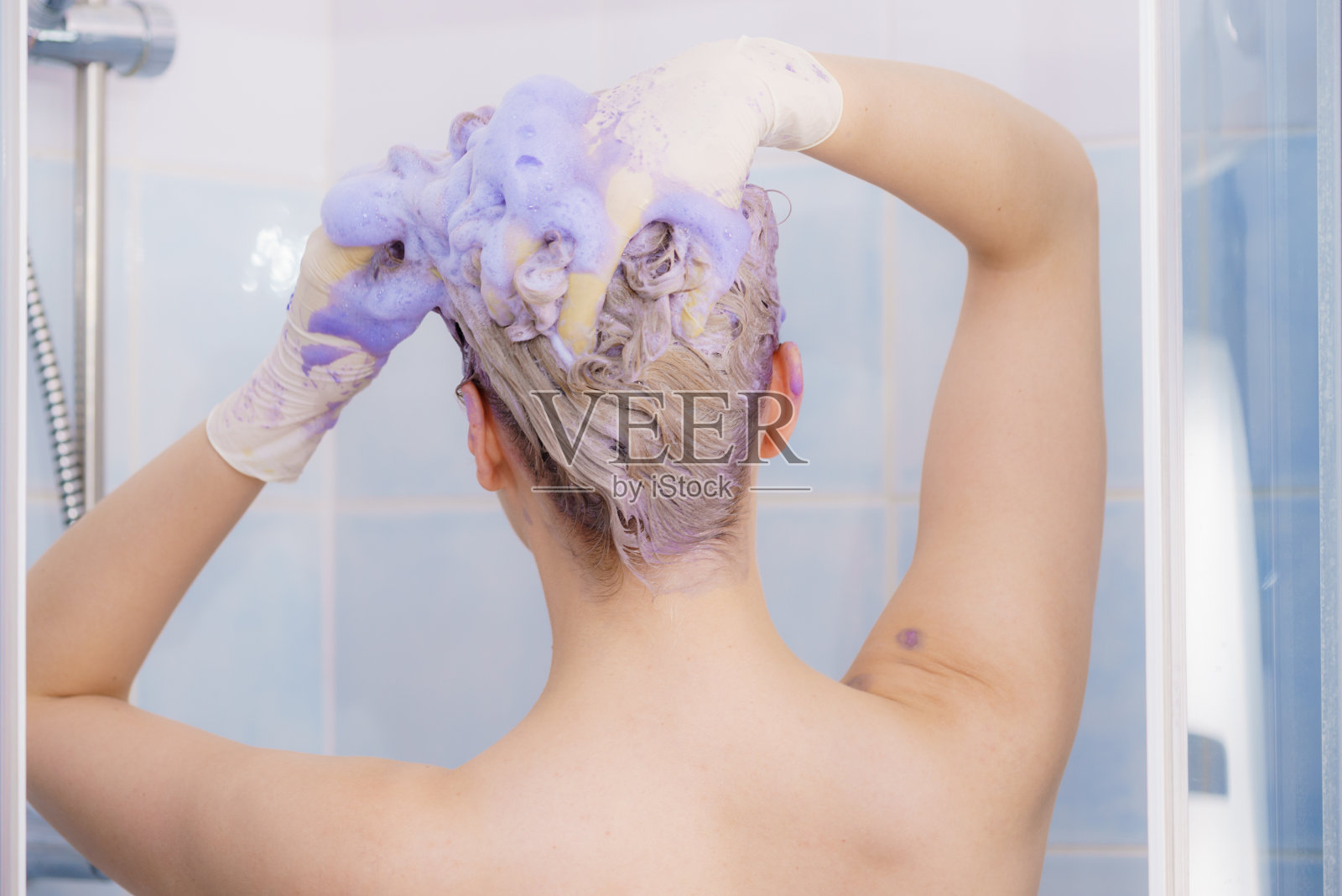 一位女士正在往头发上抹爽肤香波照片摄影图片