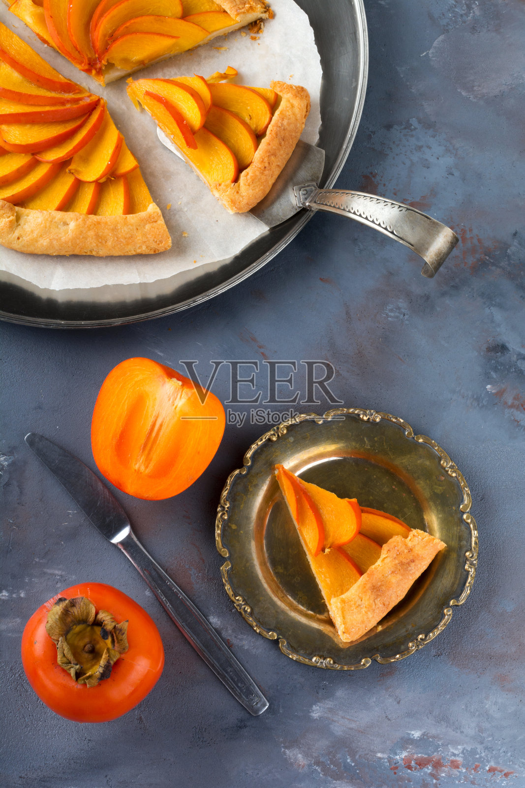 柿子饼，馅饼，挞在灰色的石头背景。前视图。有选择性的重点。照片摄影图片