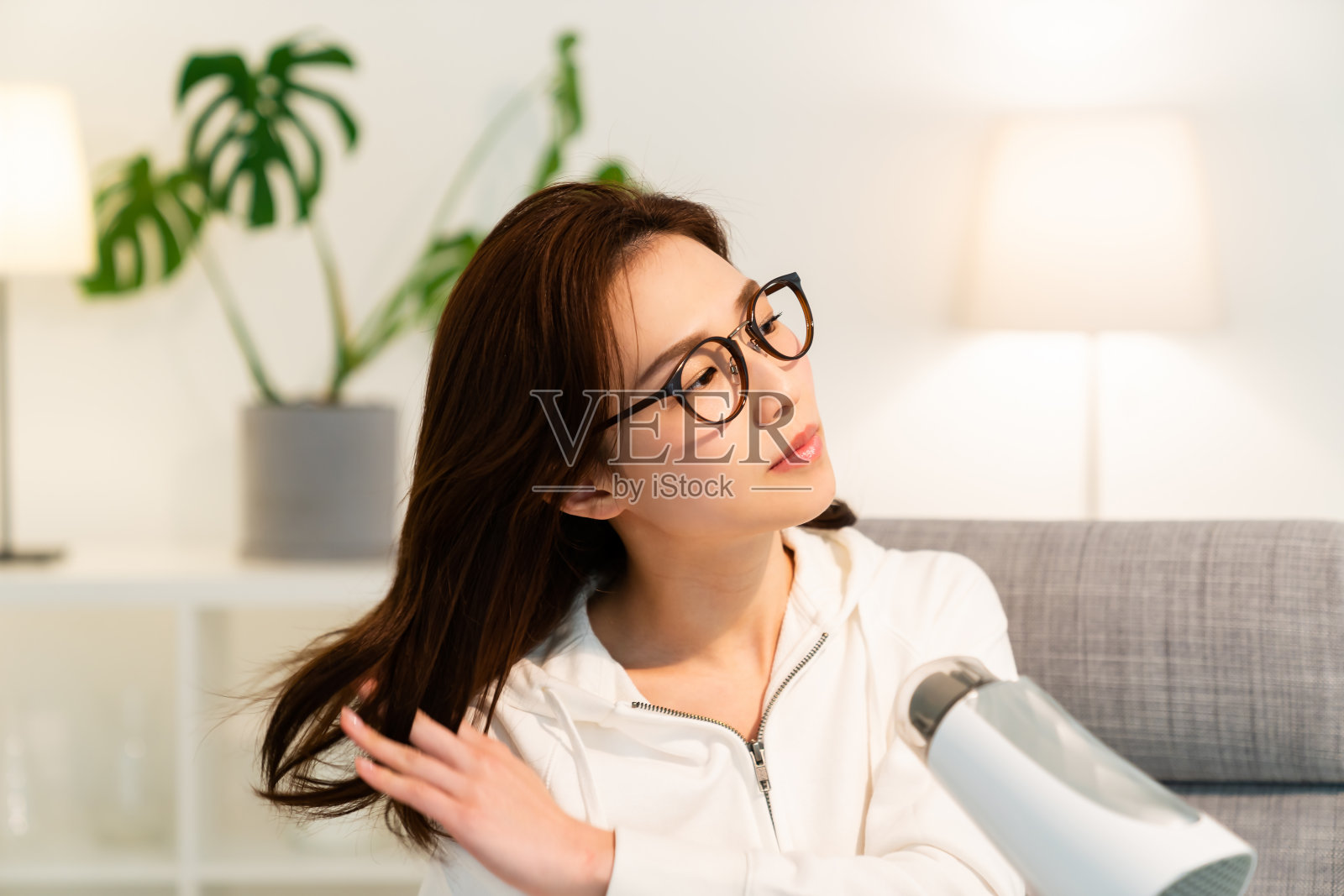 亚洲妇女干她的头发照片摄影图片