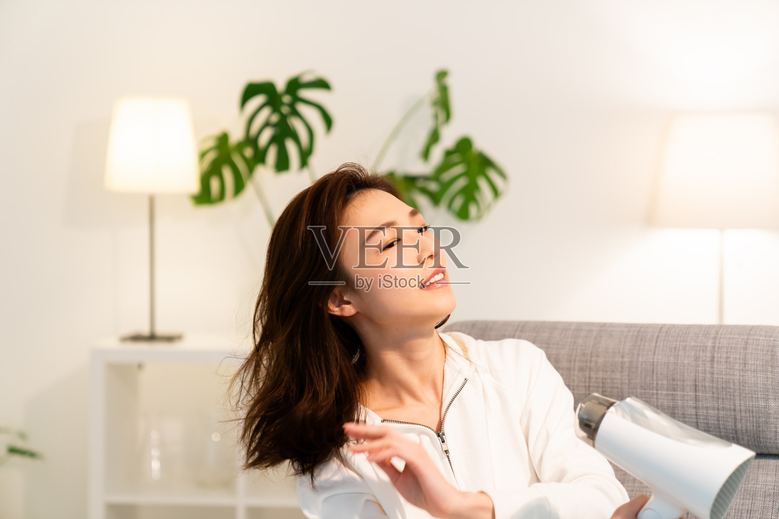 亚洲妇女干她的头发照片摄影图片