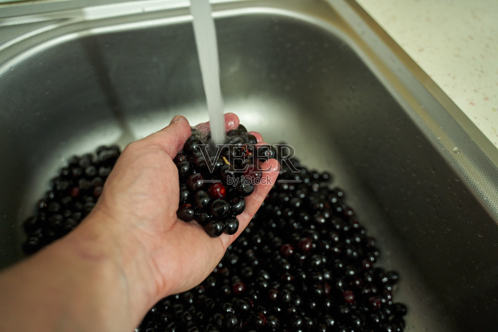 男人洗樱桃照片摄影图片