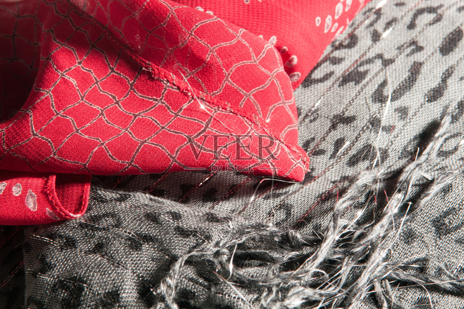 近距离观察不同面料、颜色和图案的衣服照片摄影图片