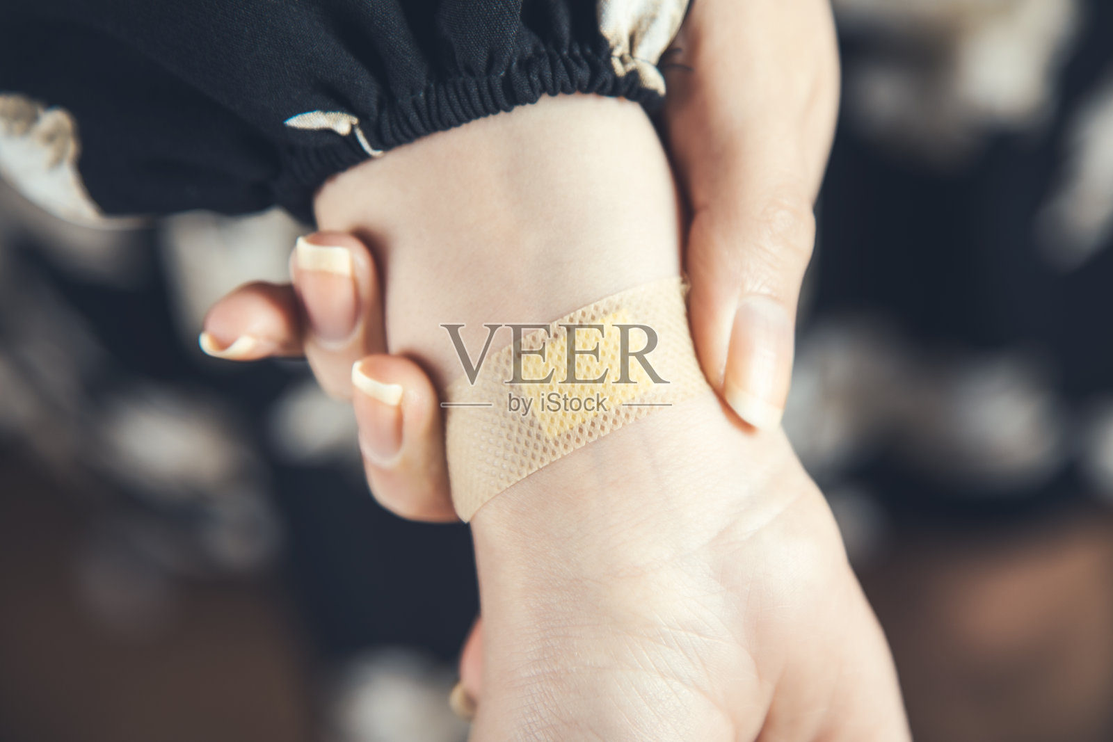 女人手里拿着药膏照片摄影图片