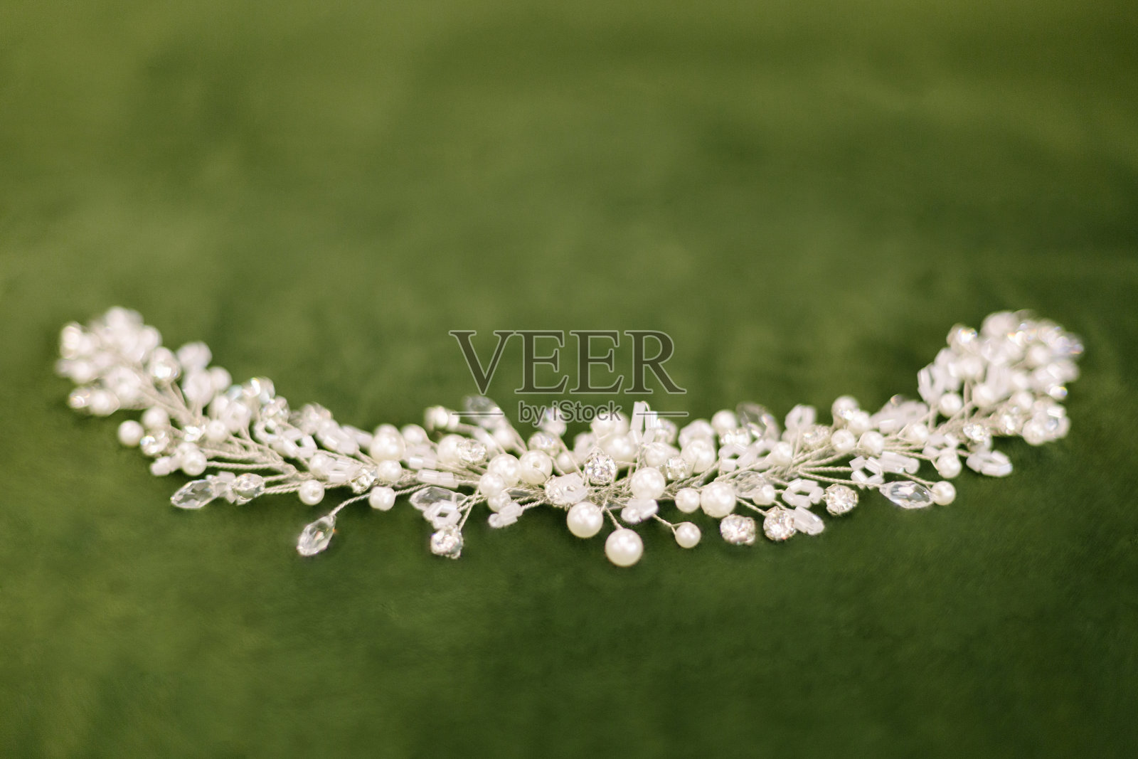 新娘的头发。他们结婚的那一天。在绿色天鹅绒的背景上。照片摄影图片