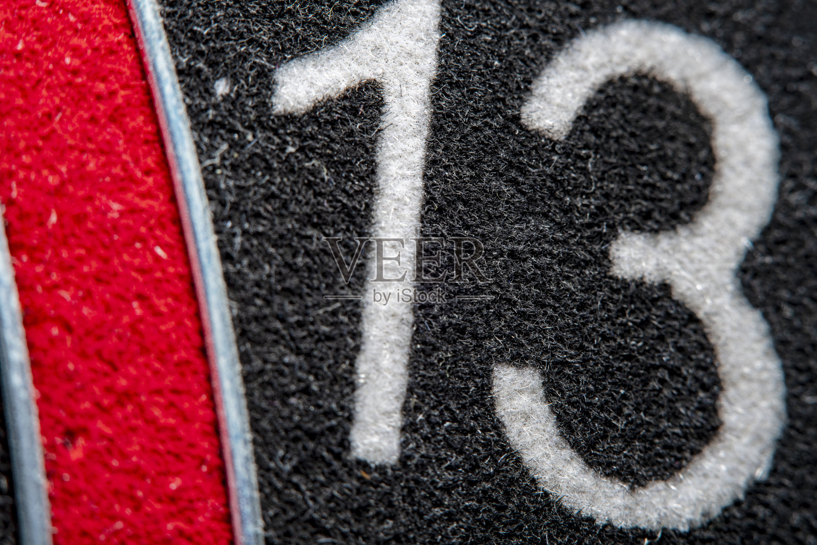 模糊的软焦点在高倍的抽象背景与部分旧飞镖板与数字13在一个黑色的背景照片摄影图片