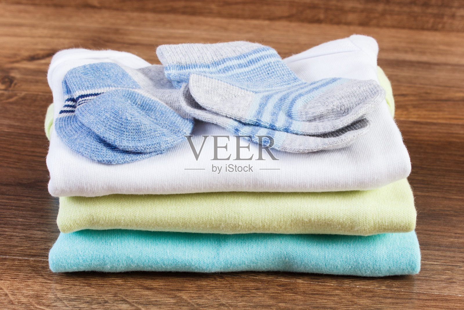 叠衣小男孩，延续家庭理念照片摄影图片