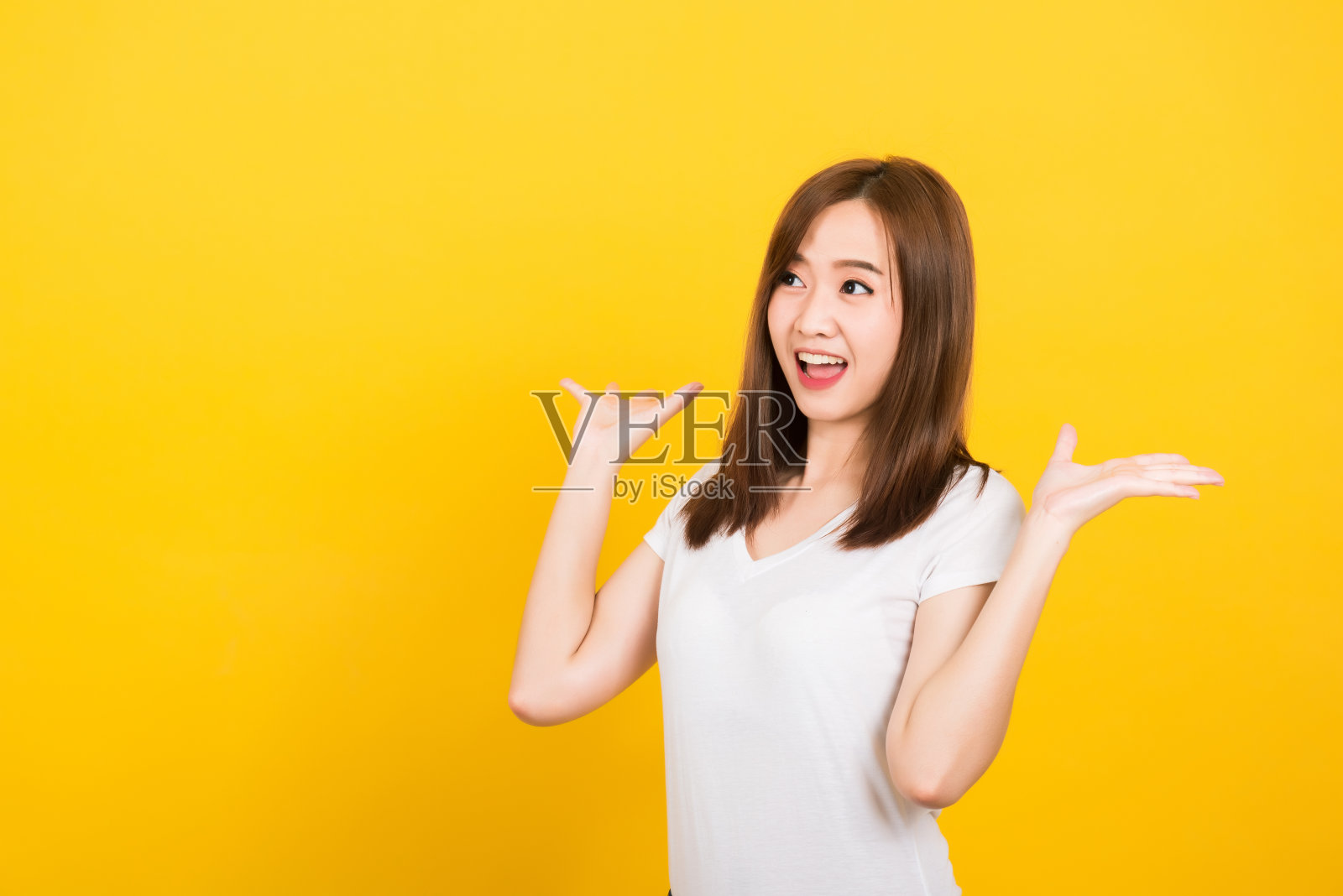 女人少年站着惊讶激动尖叫张开嘴展示手照片摄影图片