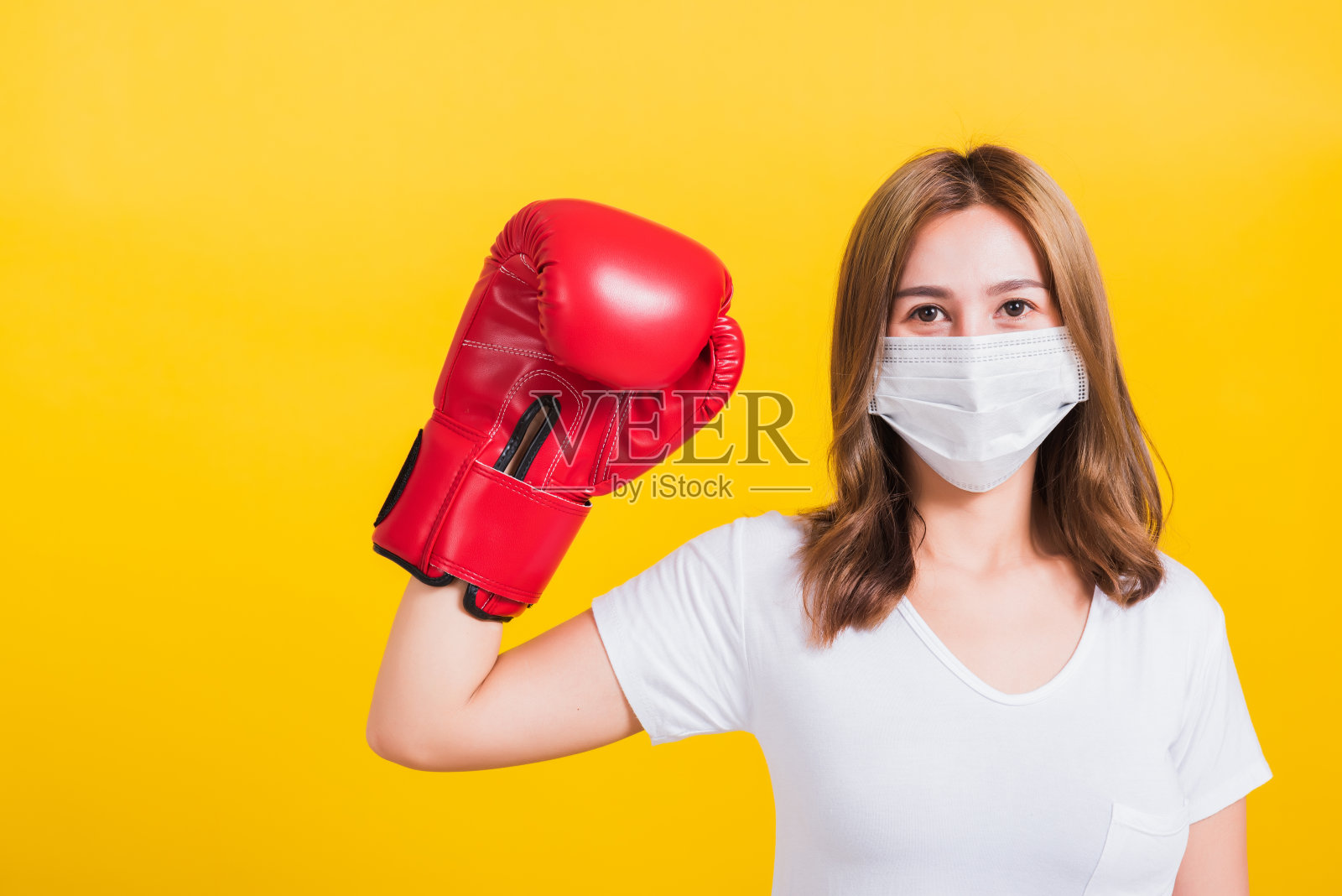 妇女戴着面罩保护和拳击手套照片摄影图片