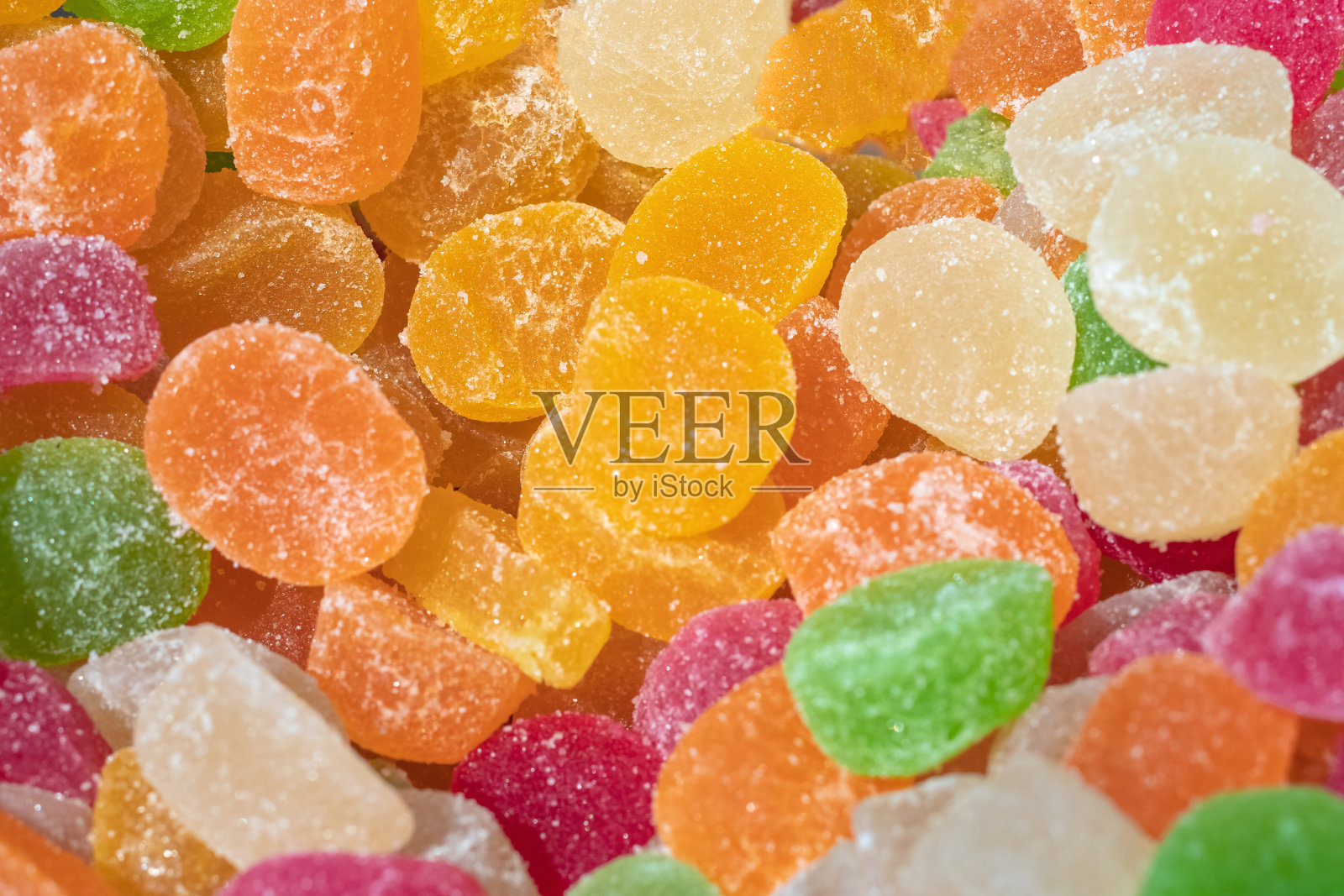 切片的果酱红色，黄色，绿色和橙色的糖特写。彩色糖果背景，选择性聚焦。照片摄影图片